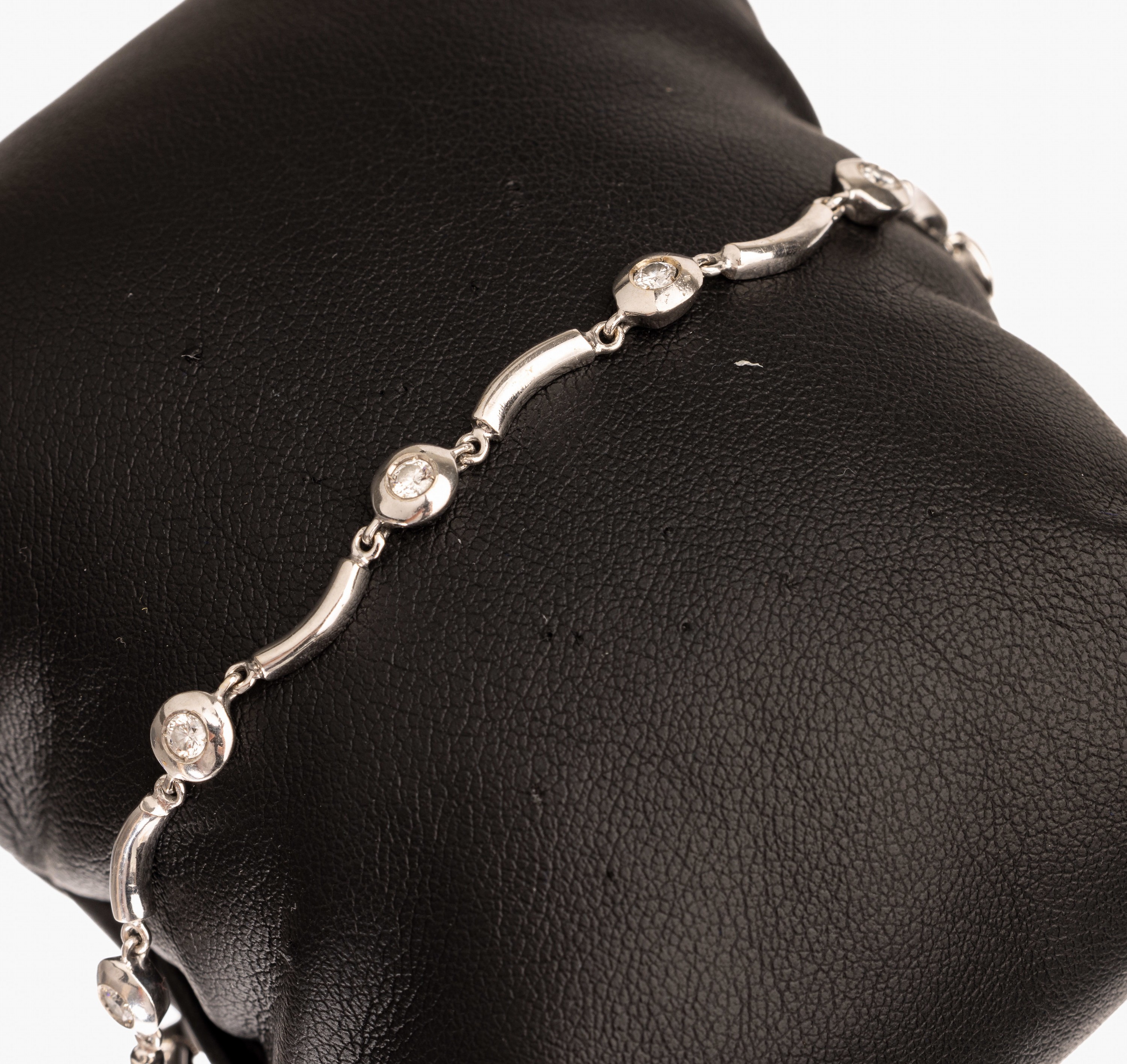 18 kt Gold Brillant-Armband, WG 750/000, wellenförmig, 8 Brillanten zus. ca. 0.40 ct Weiß/si, L. ca. 17.8 cm, Karabinerschließe, ca. 8.7 g