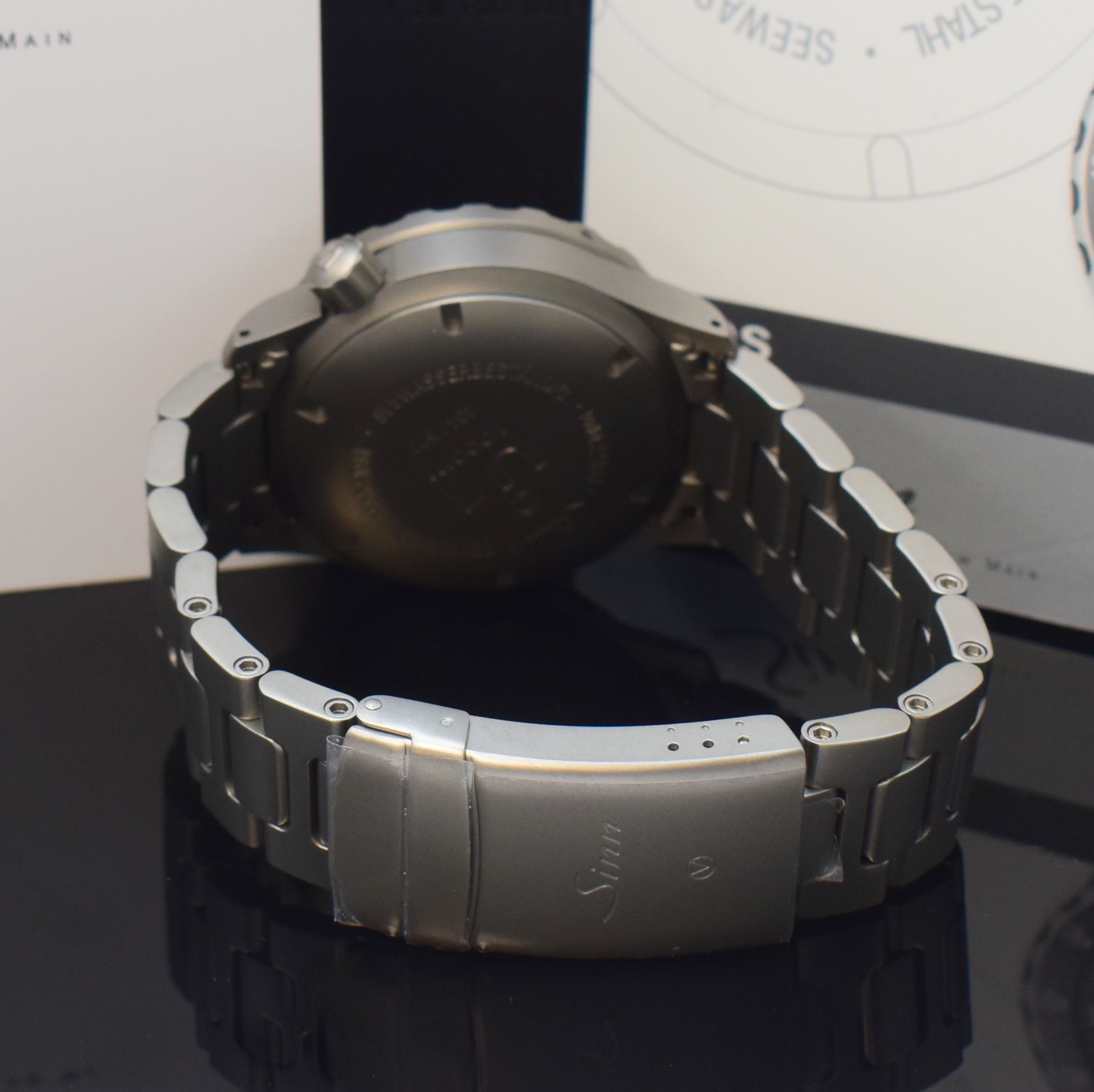 Detail b: SINN U1 auf 500 Stück limitierte Herrenarmbanduhr, Deutschland verk. lt. beil. Pap. 11/2021, Automatik, matt. U-Boot- Stahlgeh. inkl. orig. ...