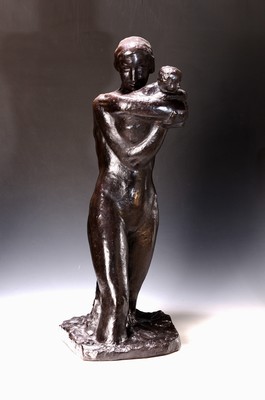 Image 26791635 - George Minné, 1866 Gent-1941 Sint-Martens- Latem, large bronze sculpture, mother with child, the mother walking through ankle-deep water and raising the child protectively in front of her body, depiction of motherhood, dark patina, rectangular plinth, signed and dated on the side 1929, height approx. 77cm; Minné studied at the Ghent Academy and maintained an acquaintance with the designer Henry van de Velde