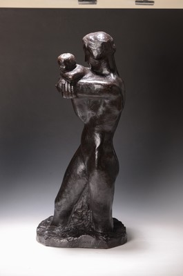 26791635a - George Minné, 1866 Gent-1941 Sint-Martens- Latem, large bronze sculpture, mother with child, the mother walking through ankle-deep water and raising the child protectively in front of her body, depiction of motherhood, dark patina, rectangular plinth, signed and dated on the side 1929, height approx. 77cm; Minné studied at the Ghent Academy and maintained an acquaintance with the designer Henry van de Velde
