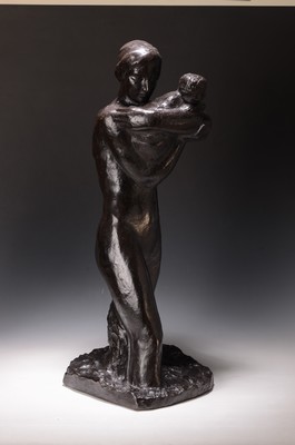 26791635b - George Minné, 1866 Gent-1941 Sint-Martens- Latem, large bronze sculpture, mother with child, the mother walking through ankle-deep water and raising the child protectively in front of her body, depiction of motherhood, dark patina, rectangular plinth, signed and dated on the side 1929, height approx. 77cm; Minné studied at the Ghent Academy and maintained an acquaintance with the designer Henry van de Velde