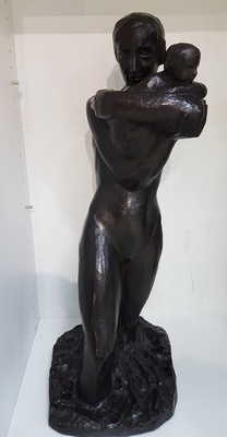 26791635c - George Minné, 1866 Gent-1941 Sint-Martens- Latem, large bronze sculpture, mother with child, the mother walking through ankle-deep water and raising the child protectively in front of her body, depiction of motherhood, dark patina, rectangular plinth, signed and dated on the side 1929, height approx. 77cm; Minné studied at the Ghent Academy and maintained an acquaintance with the designer Henry van de Velde