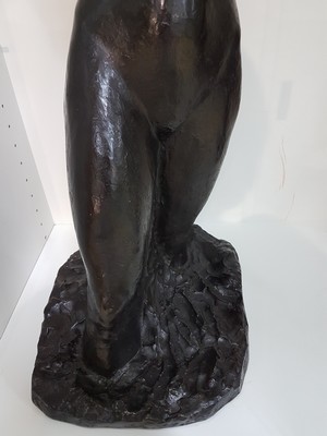 26791635d - George Minné, 1866 Gent-1941 Sint-Martens- Latem, large bronze sculpture, mother with child, the mother walking through ankle-deep water and raising the child protectively in front of her body, depiction of motherhood, dark patina, rectangular plinth, signed and dated on the side 1929, height approx. 77cm; Minné studied at the Ghent Academy and maintained an acquaintance with the designer Henry van de Velde