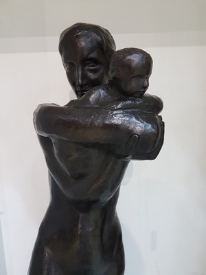26791635e - George Minné, 1866 Gent-1941 Sint-Martens- Latem, large bronze sculpture, mother with child, the mother walking through ankle-deep water and raising the child protectively in front of her body, depiction of motherhood, dark patina, rectangular plinth, signed and dated on the side 1929, height approx. 77cm; Minné studied at the Ghent Academy and maintained an acquaintance with the designer Henry van de Velde