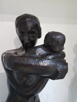 26791635f - George Minné, 1866 Gent-1941 Sint-Martens- Latem, large bronze sculpture, mother with child, the mother walking through ankle-deep water and raising the child protectively in front of her body, depiction of motherhood, dark patina, rectangular plinth, signed and dated on the side 1929, height approx. 77cm; Minné studied at the Ghent Academy and maintained an acquaintance with the designer Henry van de Velde