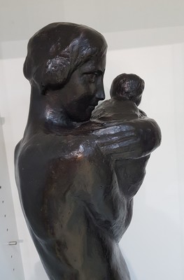 26791635o - George Minné, 1866 Gent-1941 Sint-Martens- Latem, large bronze sculpture, mother with child, the mother walking through ankle-deep water and raising the child protectively in front of her body, depiction of motherhood, dark patina, rectangular plinth, signed and dated on the side 1929, height approx. 77cm; Minné studied at the Ghent Academy and maintained an acquaintance with the designer Henry van de Velde