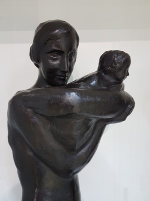 26791635p - George Minné, 1866 Gent-1941 Sint-Martens- Latem, large bronze sculpture, mother with child, the mother walking through ankle-deep water and raising the child protectively in front of her body, depiction of motherhood, dark patina, rectangular plinth, signed and dated on the side 1929, height approx. 77cm; Minné studied at the Ghent Academy and maintained an acquaintance with the designer Henry van de Velde
