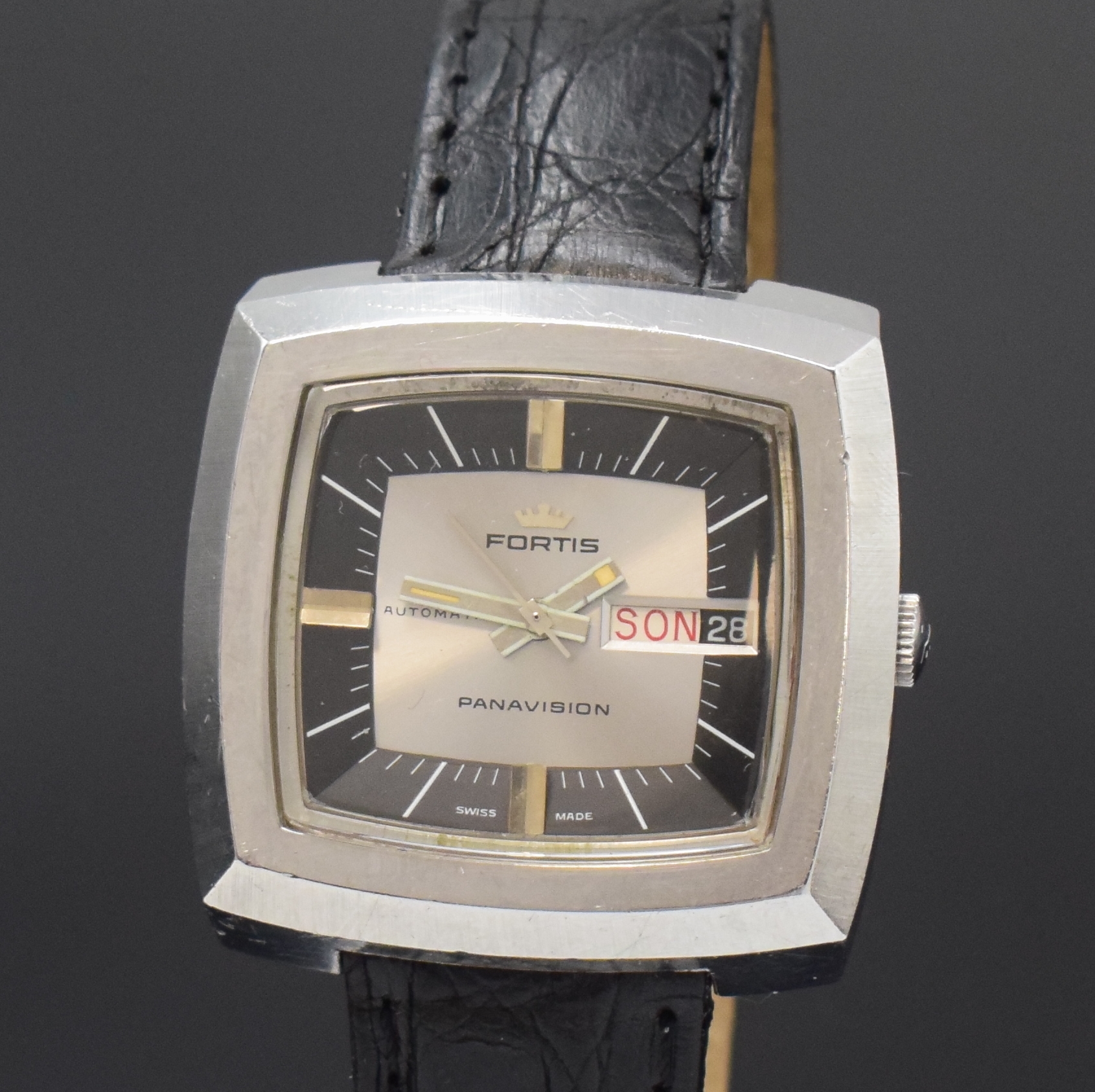 Detail a: FORTIS Panavision Herrenarmbanduhr im 70er Jahre Design in Stahl Referenz 6251, Schweiz um 1975, Automatik, Monocoque-Geh., orig. Krone, silb. ...