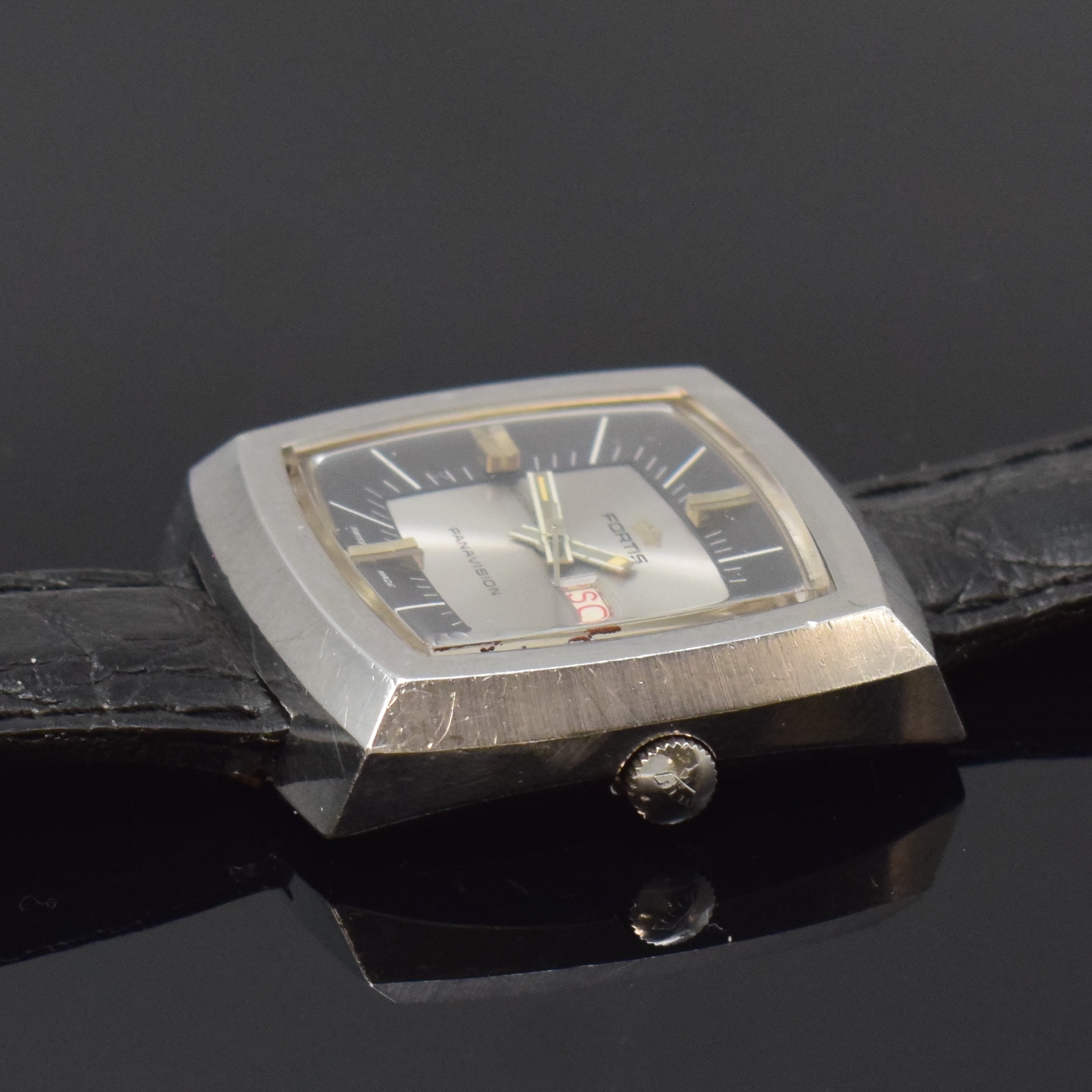 Detail b: FORTIS Panavision Herrenarmbanduhr im 70er Jahre Design in Stahl Referenz 6251, Schweiz um 1975, Automatik, Monocoque-Geh., orig. Krone, silb. ...