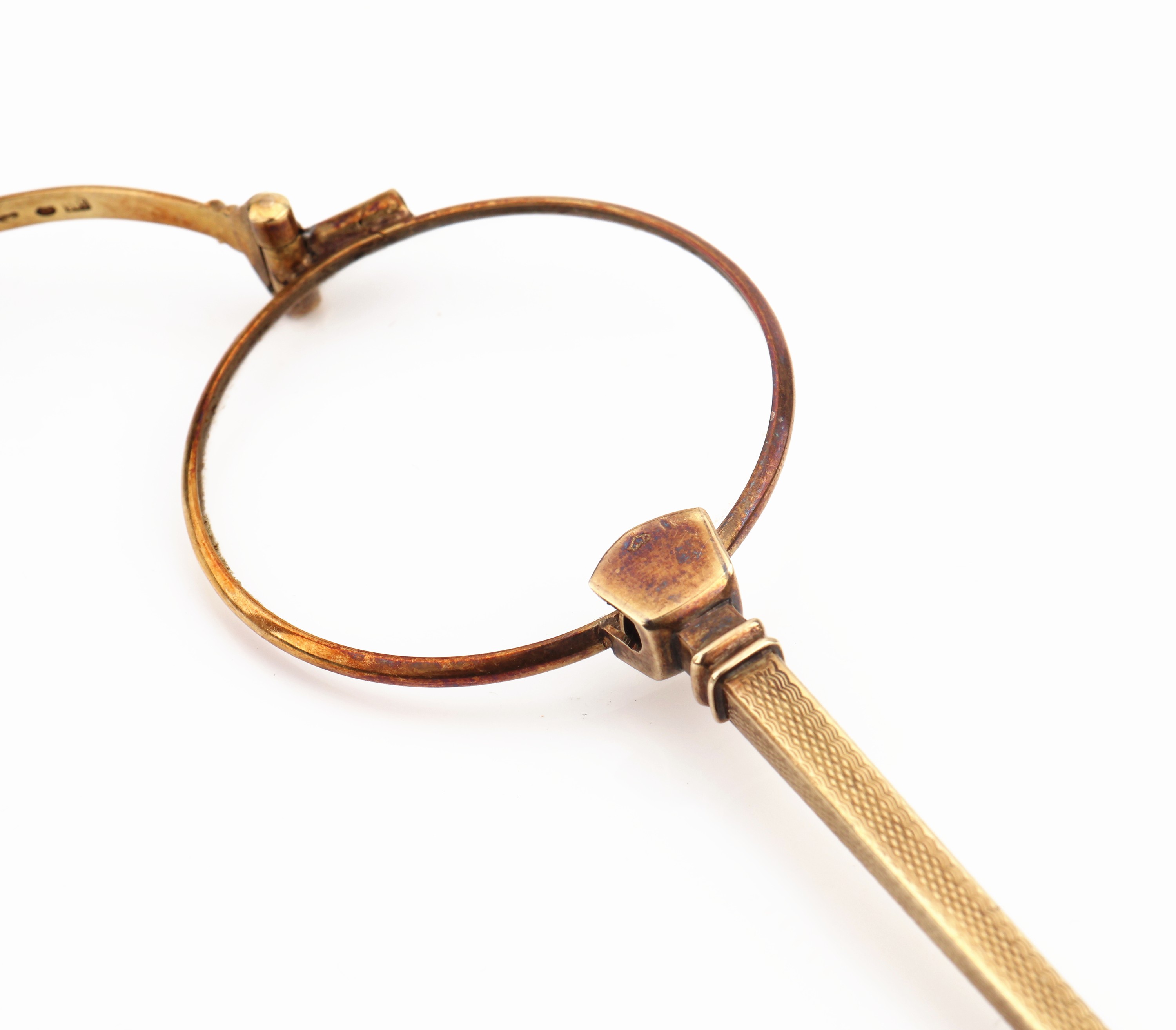 Detail b: 14 kt Gold Lorgnon, deutsch um 1900, GG 585/000, Mechanismus intakt, orig. Gläser, Schaft fein punziert, L. ca. 12.5 cm