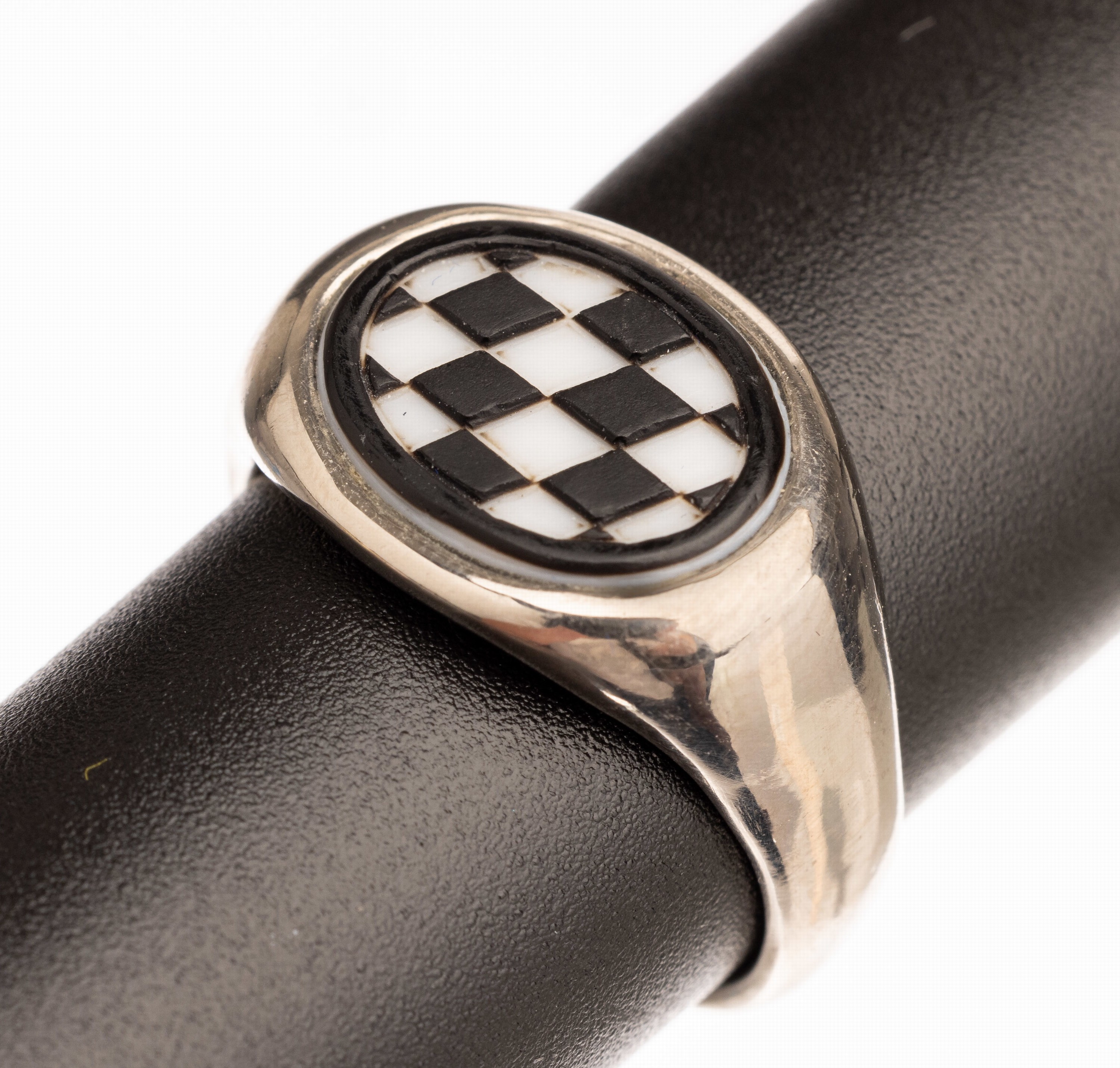 14 kt Gold Achat Ring, WG 585/000, ovale Gravurplatte im Schachbrettmuster, RW 58, ca. 9.9 g, im Etui