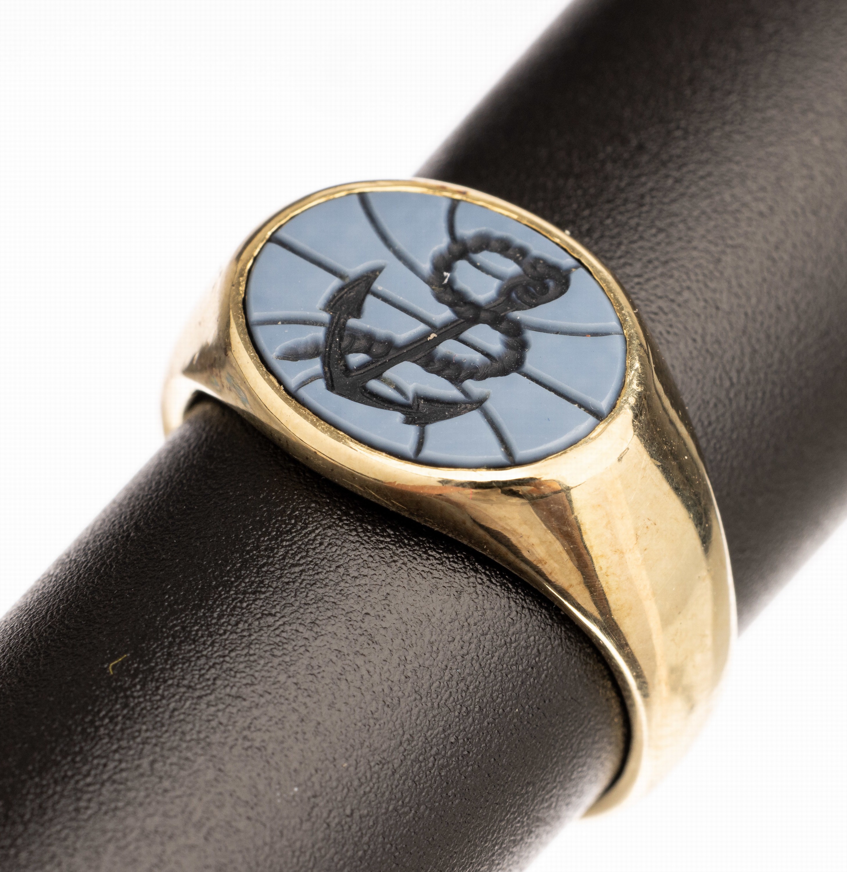 14 kt Gold Lagenstein Ring, GG 585/000, ovale Gravurplatte mit Darstellung ein Ankers,RW 58, ca. 8.9 g
