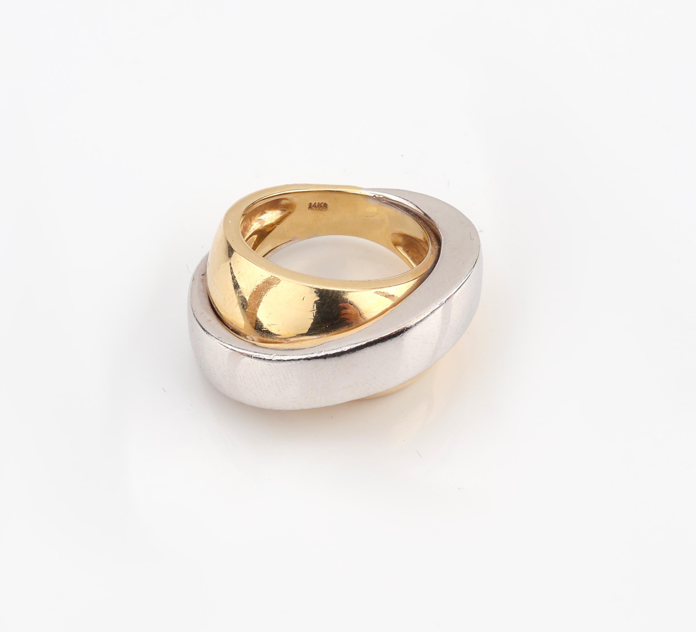 Detail b: 14 kt Gold Ring, ca. 18.9 g, GG/WG 585/000,Ringschienen in sich verschlungen, RW 56, ca. 18.9 g