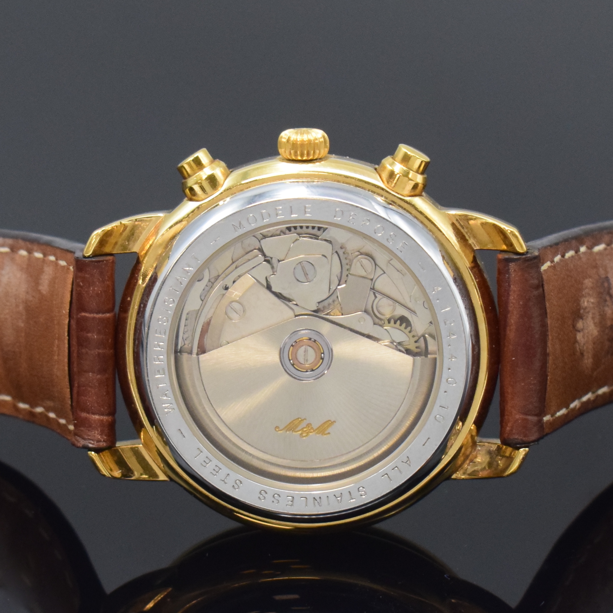 Detail c: M & M Armbandchronograph, Automatik, Schweiz um 1990, verg. Edelstahlgeh. beids. vergl., Boden und Glasrand aufgedr., silb., guill. Zifferbl. m. ...