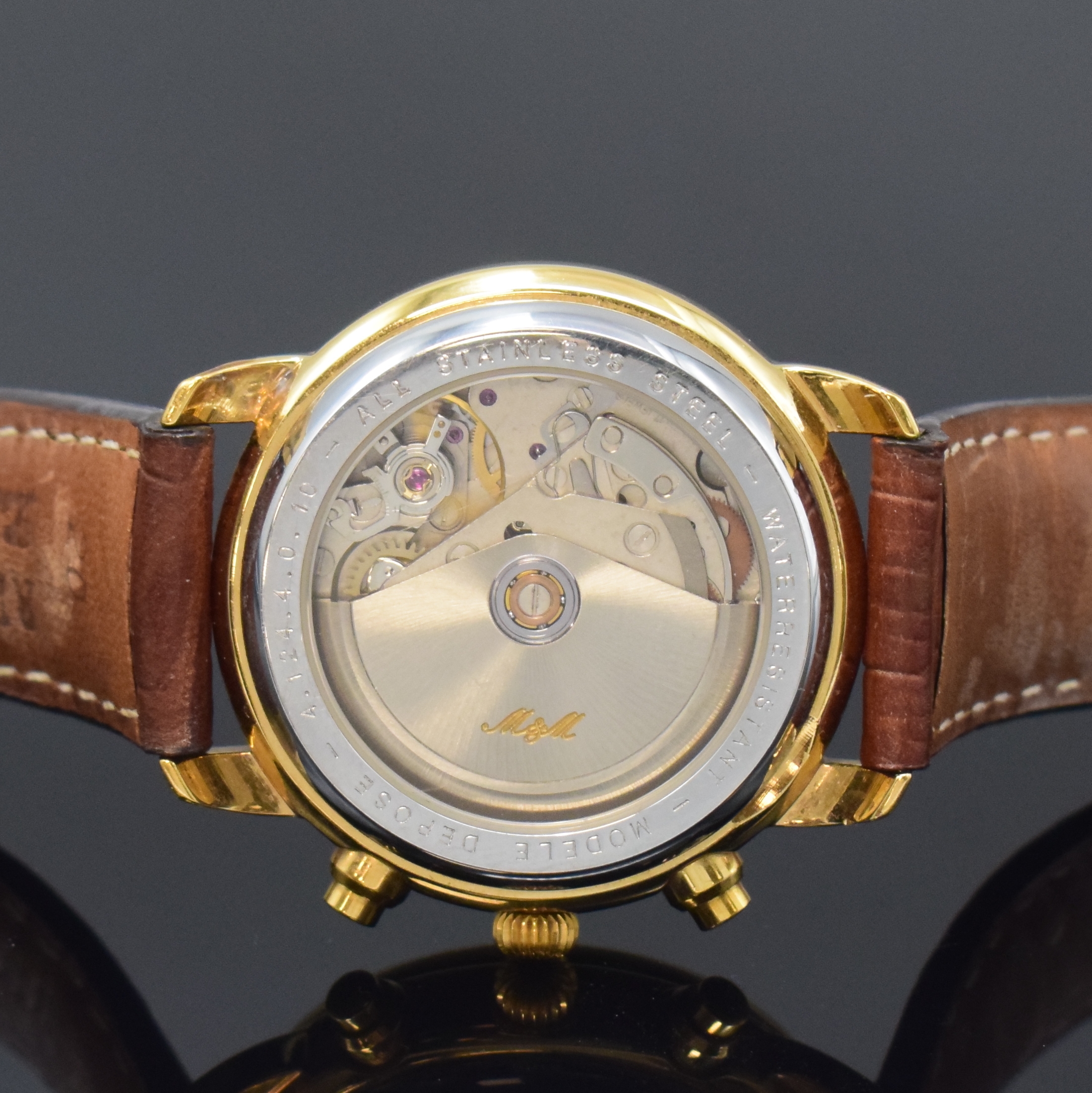 Detail d: M & M Armbandchronograph, Automatik, Schweiz um 1990, verg. Edelstahlgeh. beids. vergl., Boden und Glasrand aufgedr., silb., guill. Zifferbl. m. ...