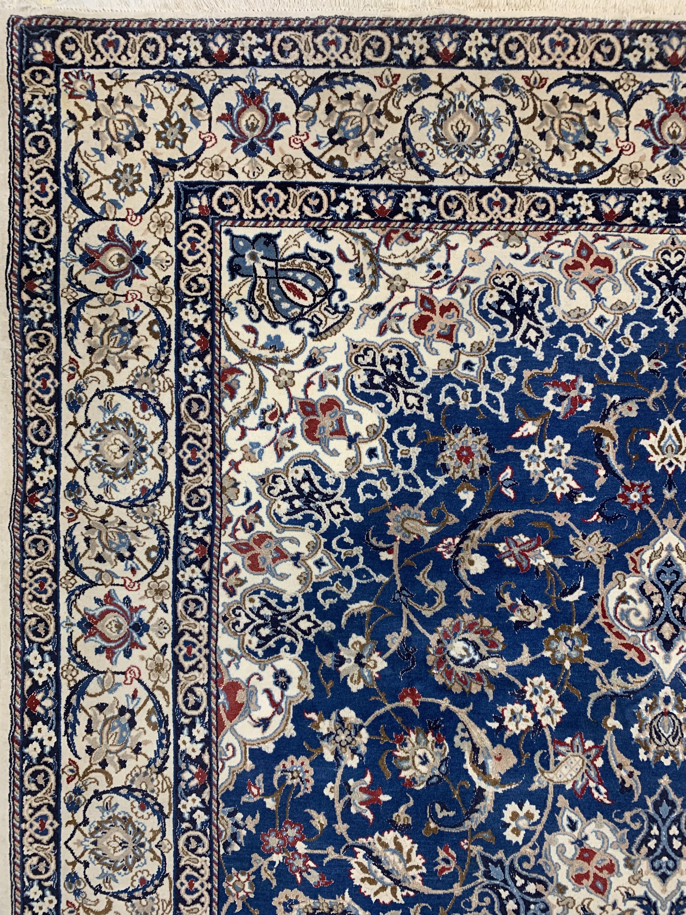 Detail d: Nain fein(9 La), Persien, Ende 20.Jhd, Korkwolle mit Seide, ca. 315 x 212 cm, EHZ: 2, (minimal Mottenfraß am Rand)
