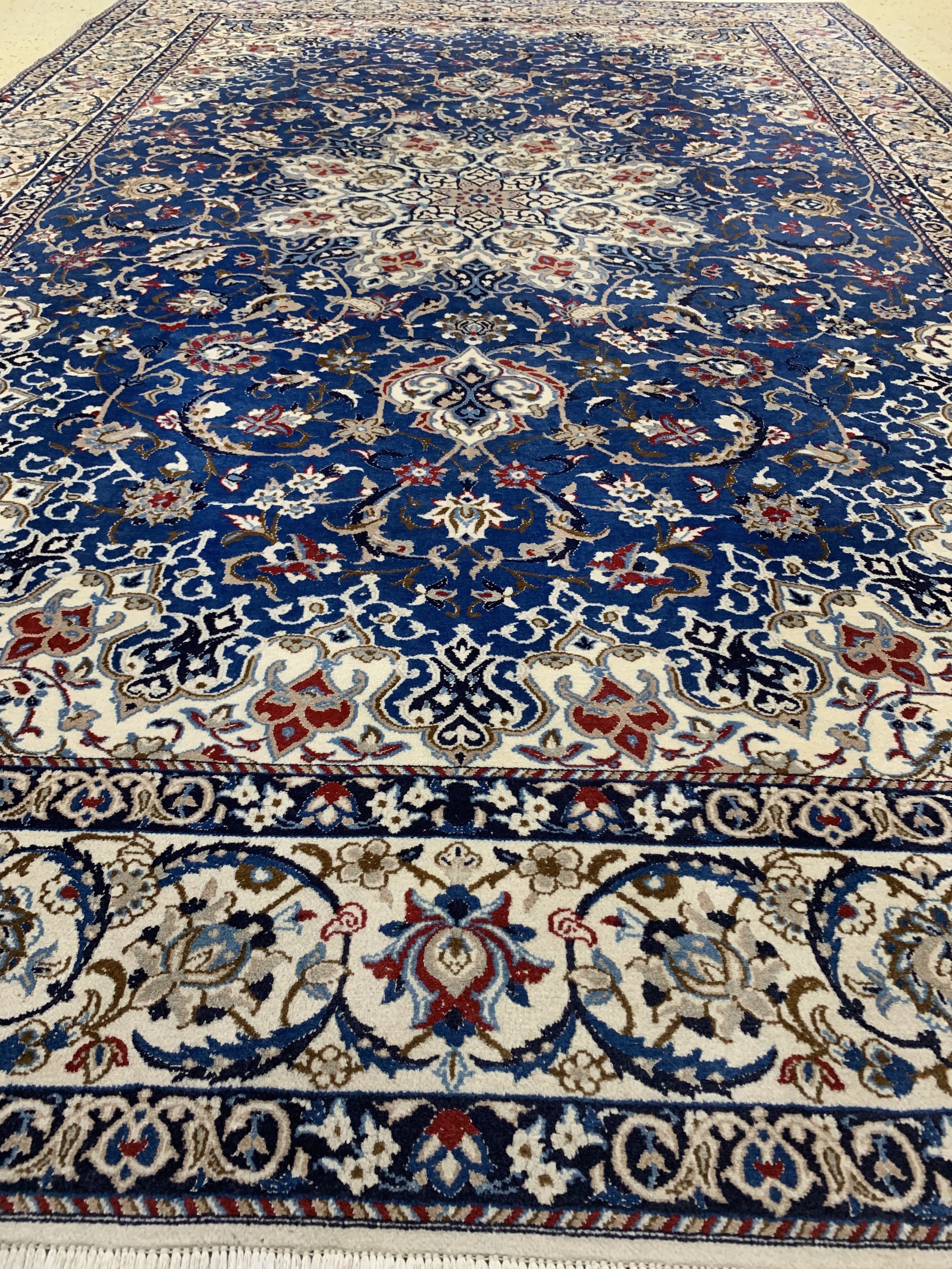 Detail f: Nain fein(9 La), Persien, Ende 20.Jhd, Korkwolle mit Seide, ca. 315 x 212 cm, EHZ: 2, (minimal Mottenfraß am Rand)