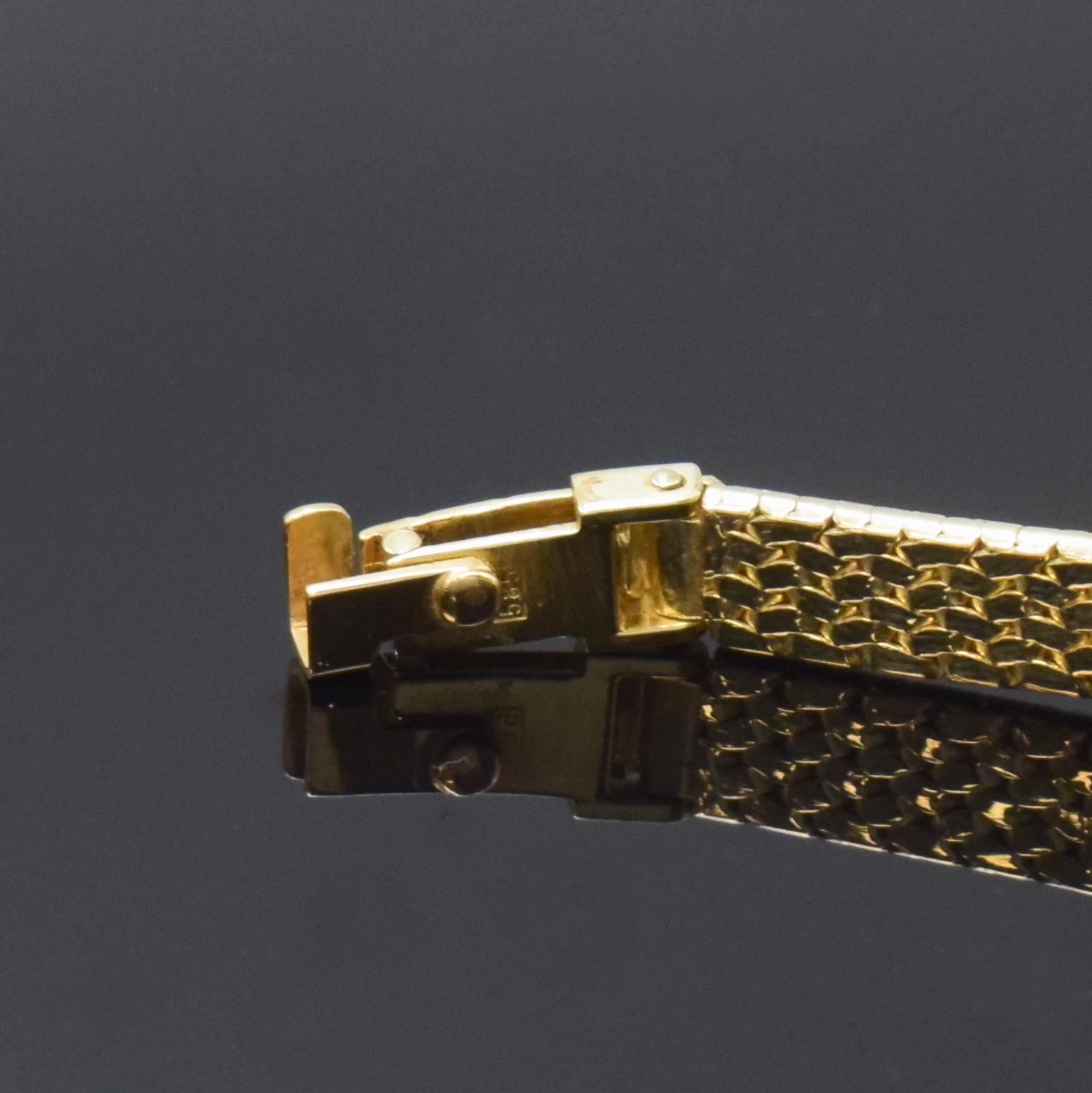 Detail b: GENEVE Damenarmbanduhr in GG 585/000, Schweiz um 1980, quarz, Boden aufgedr., Design von Lünette in Band übergehend, gold. Zifferbl. m. aufgel. ...
