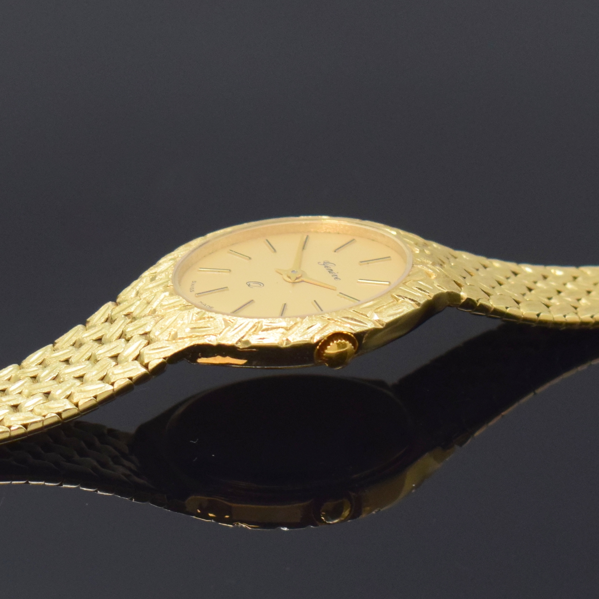 Detail c: GENEVE Damenarmbanduhr in GG 585/000, Schweiz um 1980, quarz, Boden aufgedr., Design von Lünette in Band übergehend, gold. Zifferbl. m. aufgel. ...