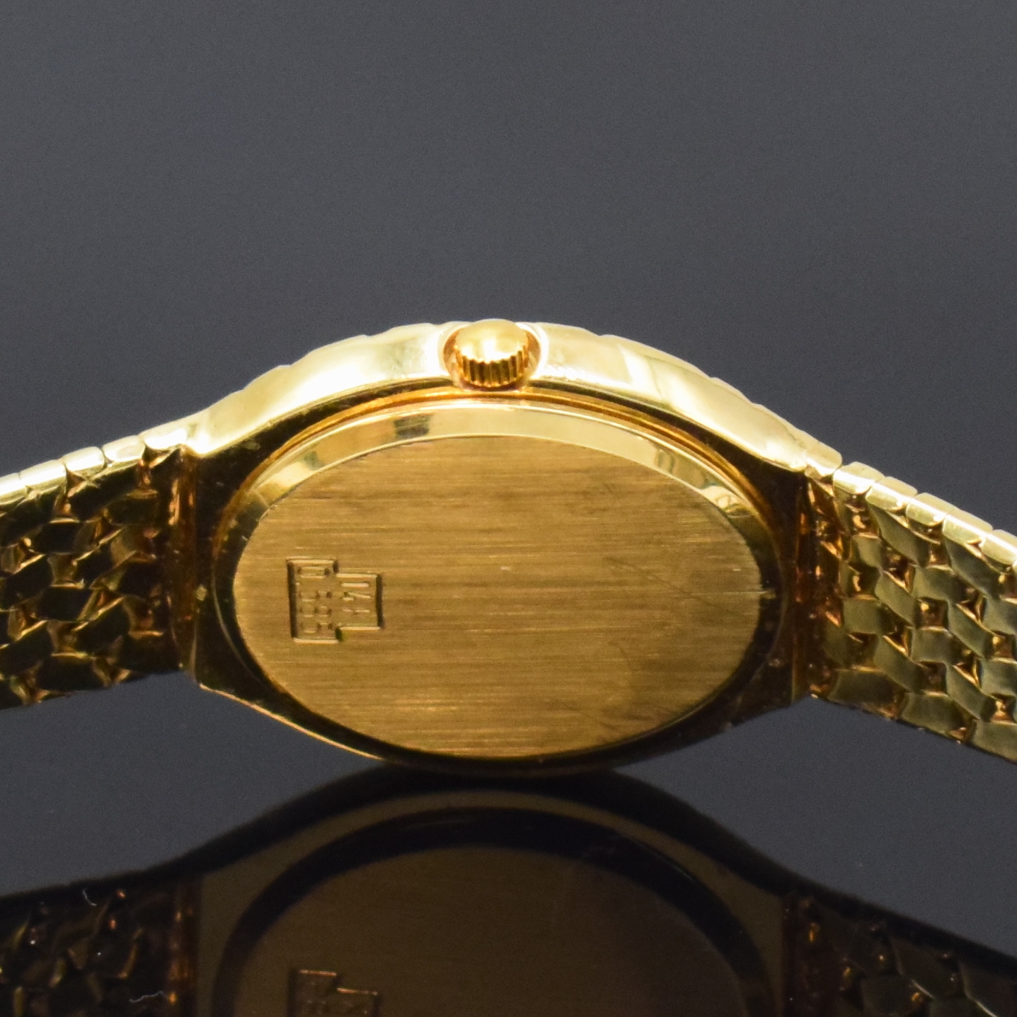 Detail d: GENEVE Damenarmbanduhr in GG 585/000, Schweiz um 1980, quarz, Boden aufgedr., Design von Lünette in Band übergehend, gold. Zifferbl. m. aufgel. ...