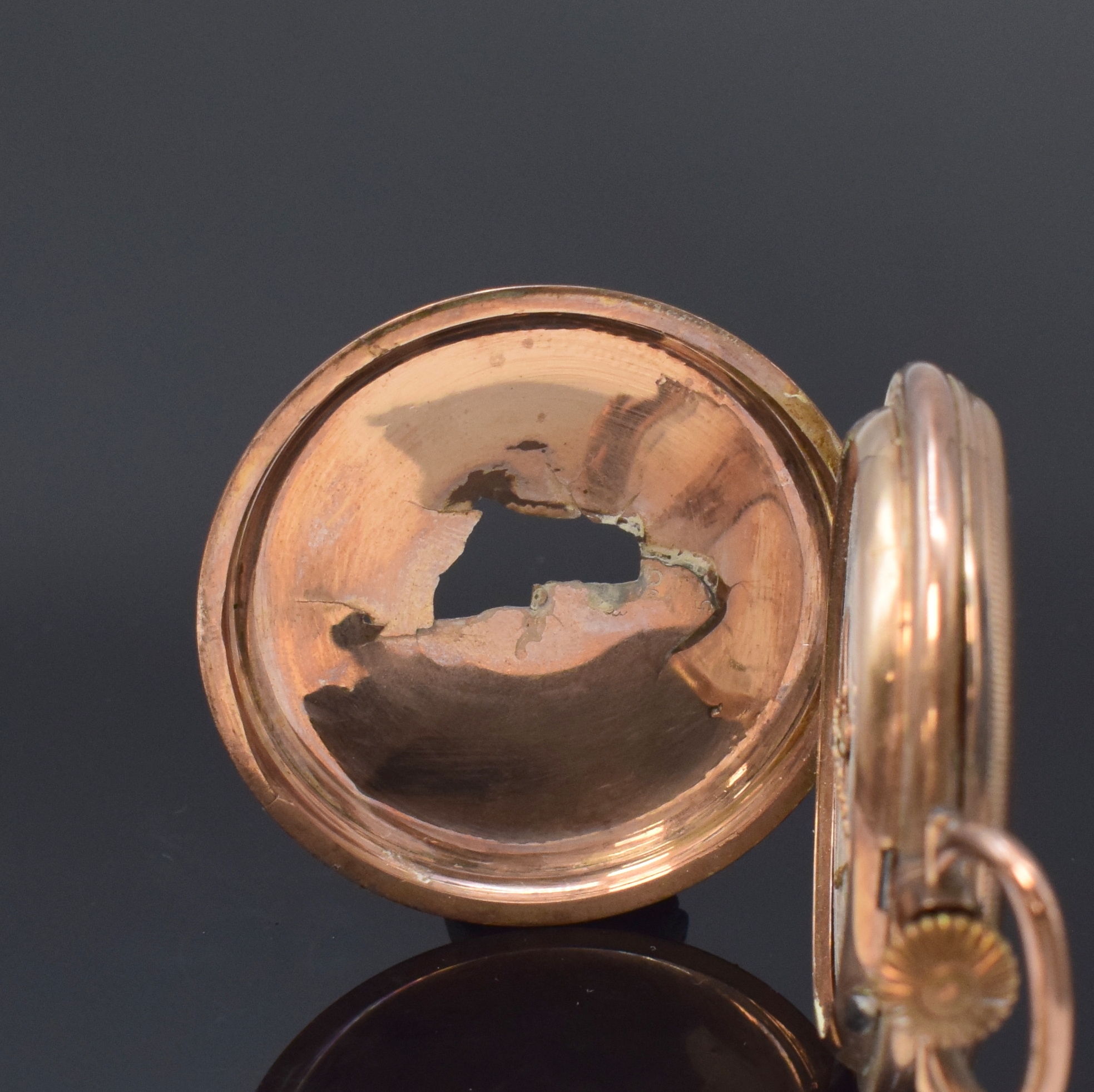 Detail a: Konvolut von 2 Goldtaschenuhren, Schweiz ca. 1860/1920, 1) Herrensavonette in RG 333/000, guill. 2-Deckel-Goldgeh. dell./stark besch., ...