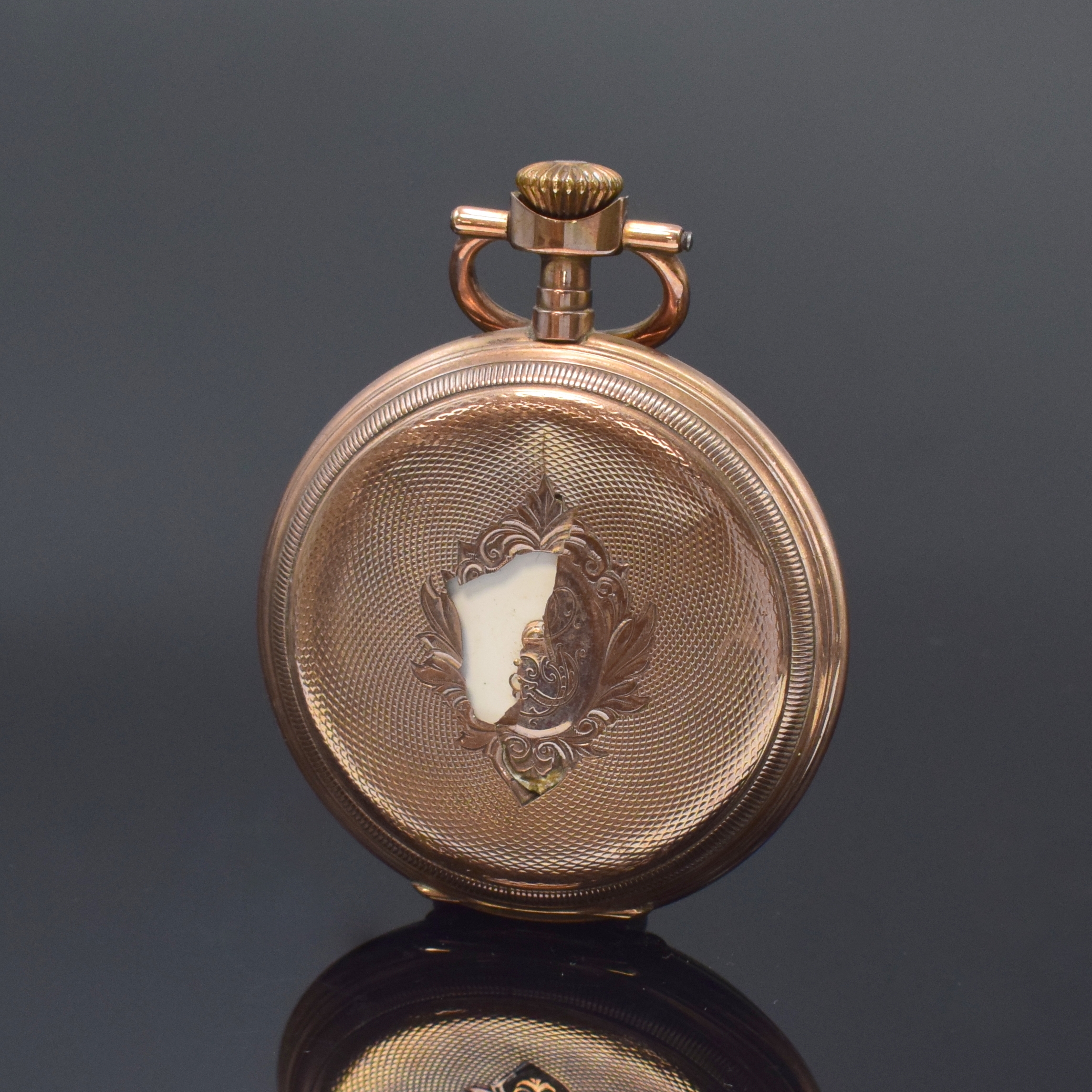 Detail b: Konvolut von 2 Goldtaschenuhren, Schweiz ca. 1860/1920, 1) Herrensavonette in RG 333/000, guill. 2-Deckel-Goldgeh. dell./stark besch., ...