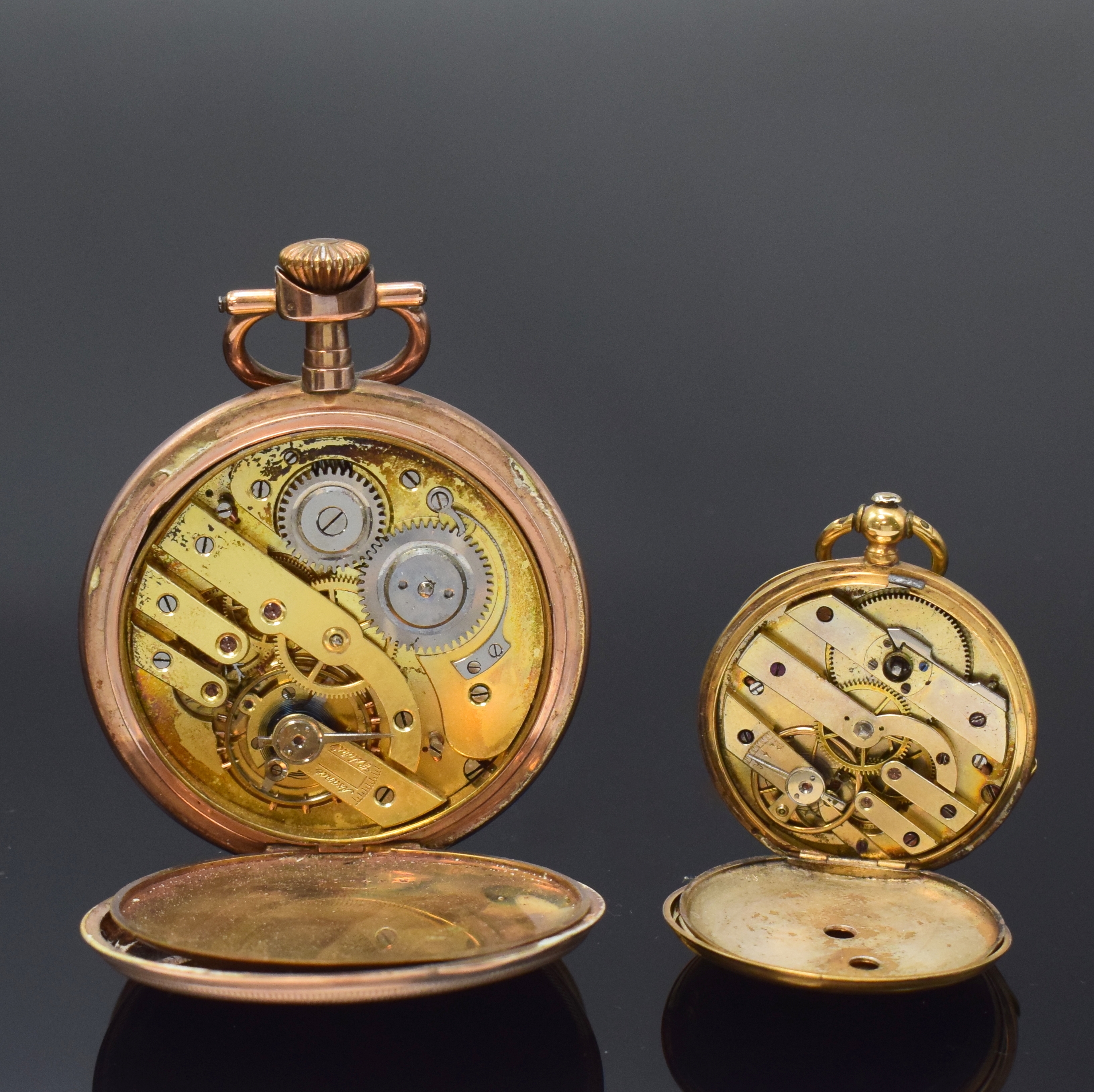 Detail d: Konvolut von 2 Goldtaschenuhren, Schweiz ca. 1860/1920, 1) Herrensavonette in RG 333/000, guill. 2-Deckel-Goldgeh. dell./stark besch., ...