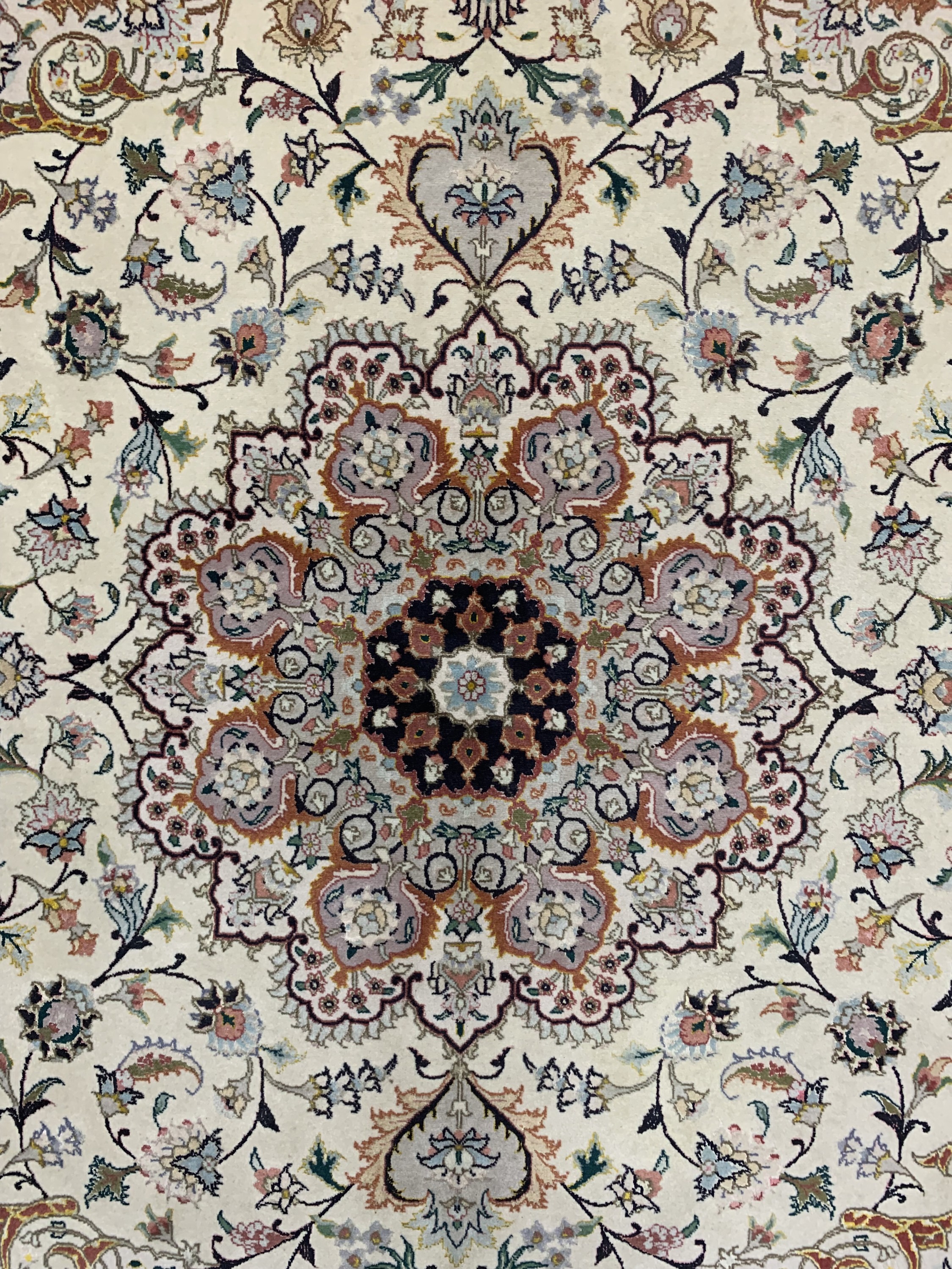 Detail e: Täbriz fein(50 Raj), Persien, Ende 20.Jhd, Korkwolle mit und auf Seide, ca. 208 x 150 cm,ca. 500.000 Kn/qm, EHZ: 2