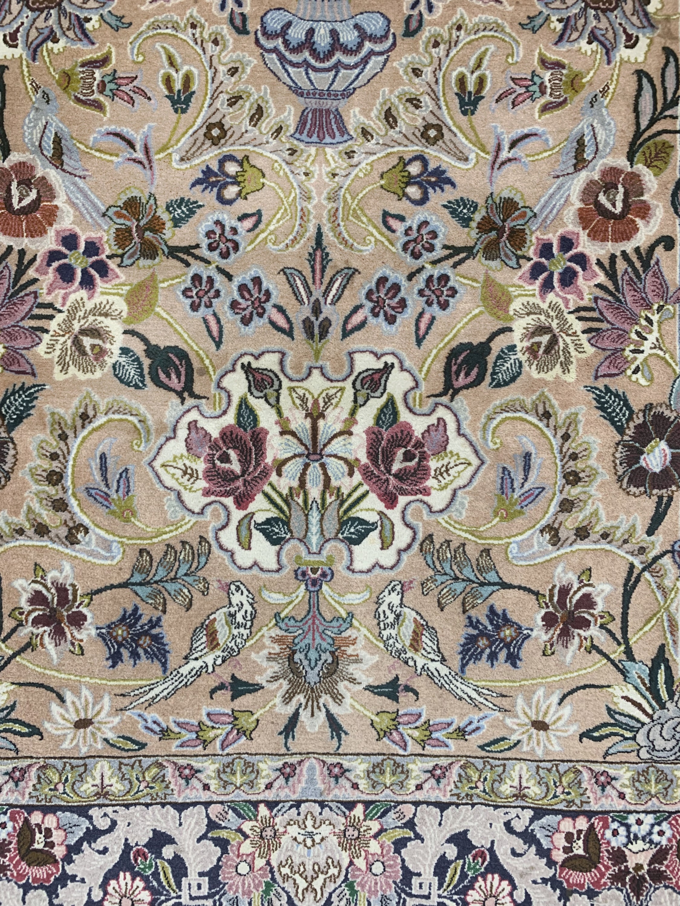 Detail b: Esfahan fein, Persien, Mitte 20.Jhd, Korkwolle auf Seide, ca. 173 x 113 cm, EHZ: 1-2, (gleichmäßig verblasst)
