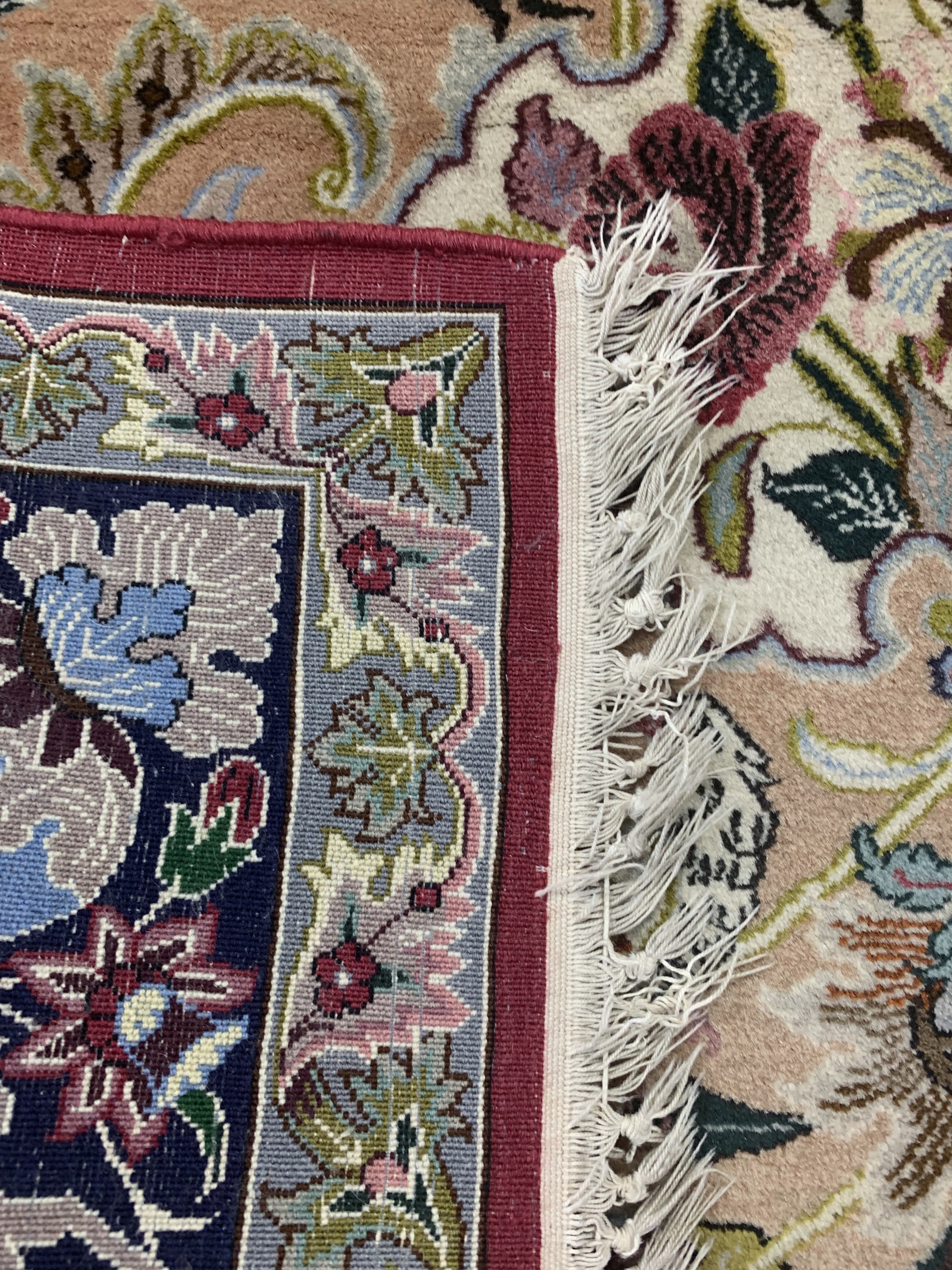 Detail e: Esfahan fein, Persien, Mitte 20.Jhd, Korkwolle auf Seide, ca. 173 x 113 cm, EHZ: 1-2, (gleichmäßig verblasst)
