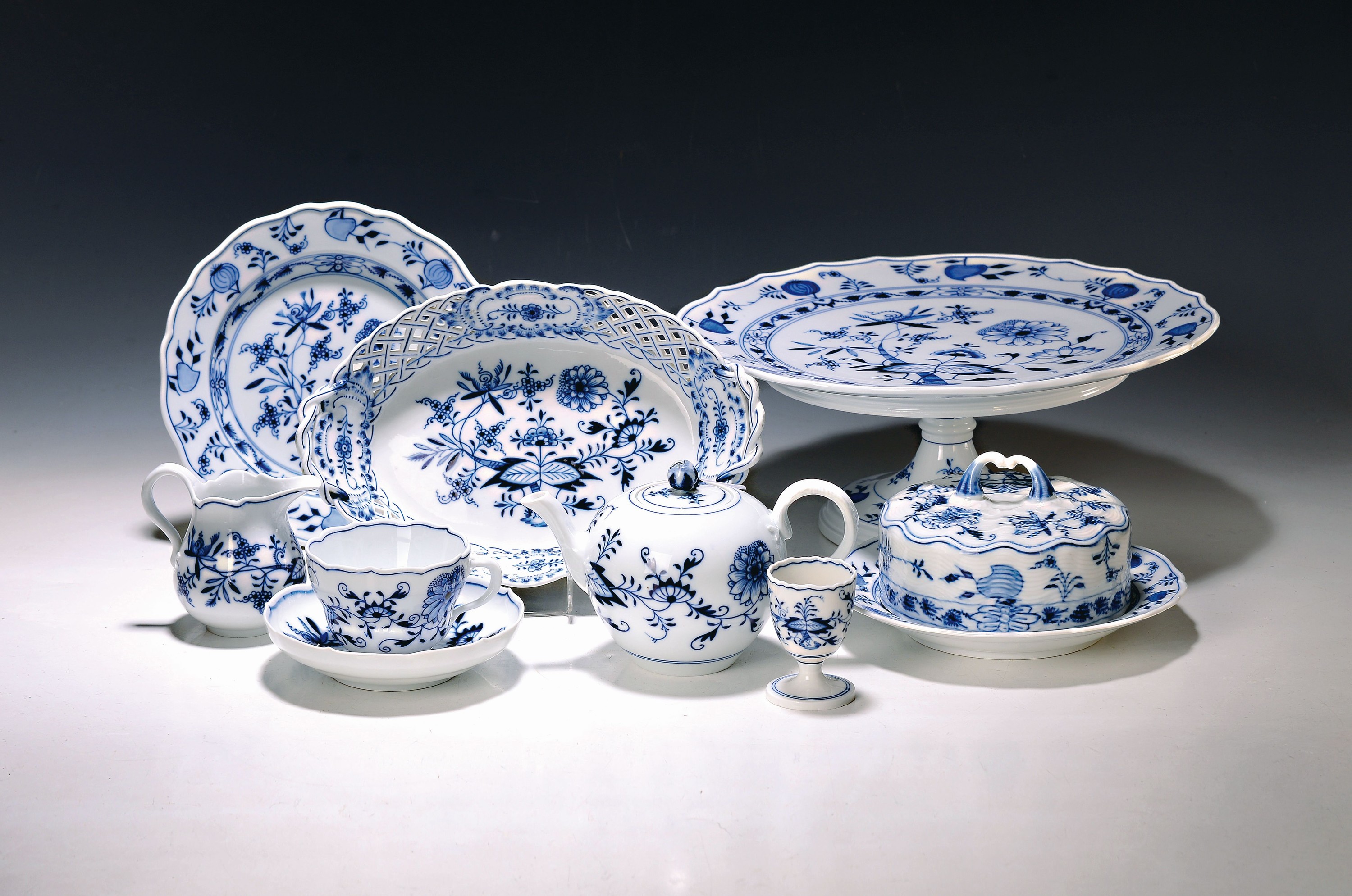 Teeservice, Zwiebelmuster, Meissen, überwiegend Knaufzeit nach 1882, überwiegend 2. Wahl, Porzellan, unterglasurblauer Dekor, 9 Tassen mit UT, 12 ...