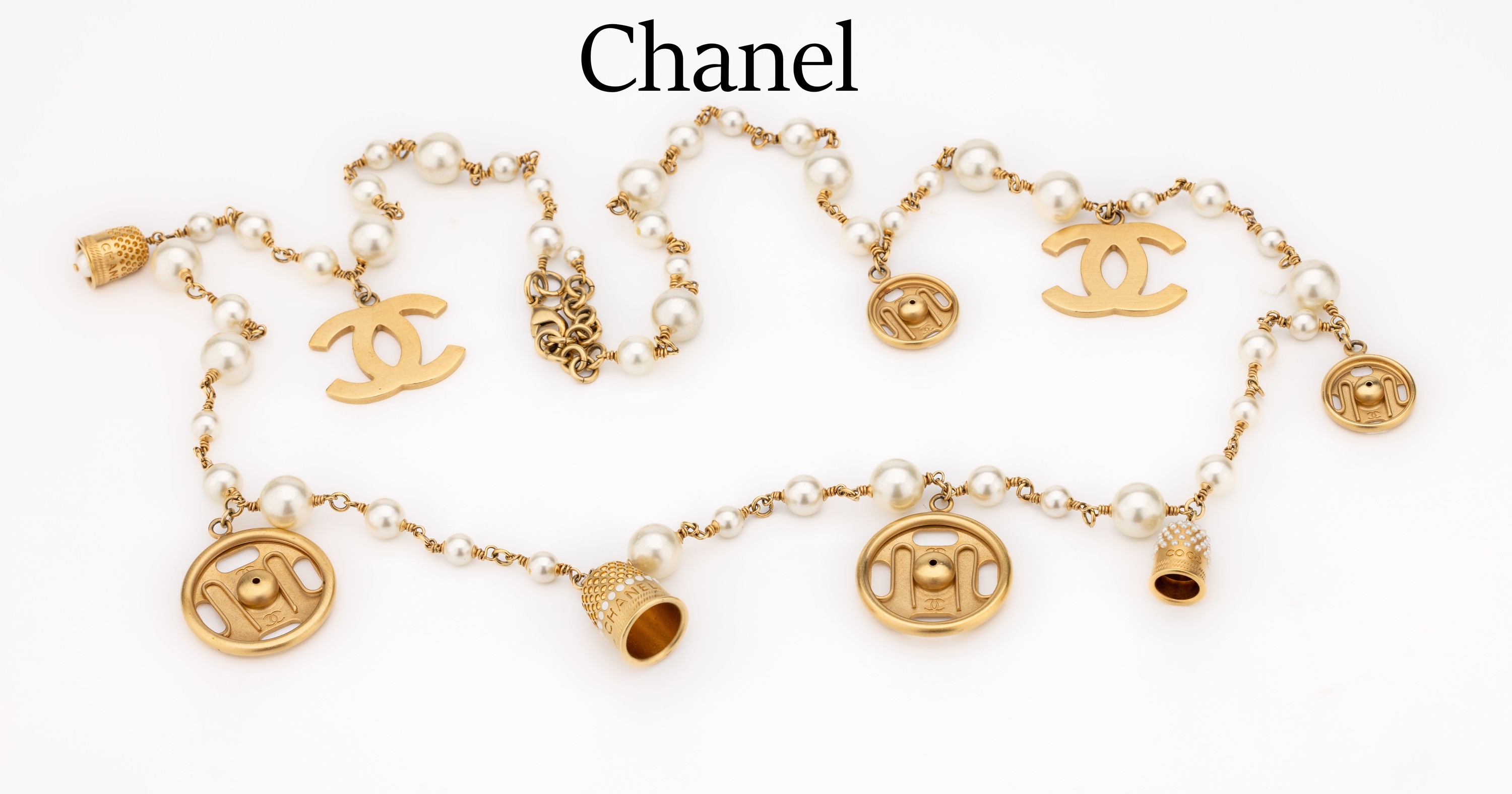 Extravaganter CHANEL Gürtel, Vintage, Metall verg., weiße Kunstperlen, Abhängungen CC, Druckknöpfe und Fingerhüte, Karabinerschließe, Gesamtl. ...