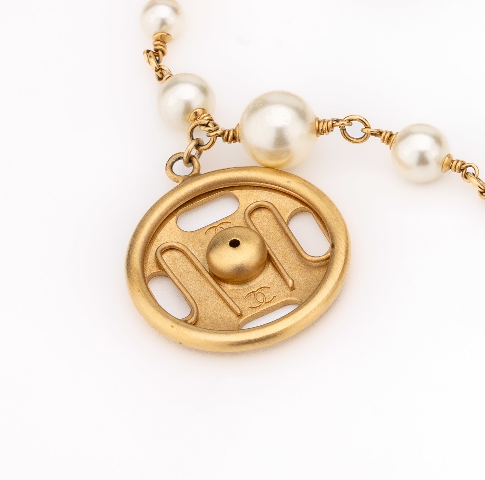 Detail a: Extravaganter CHANEL Gürtel, Vintage, Metall verg., weiße Kunstperlen, Abhängungen CC, Druckknöpfe und Fingerhüte, Karabinerschließe, Gesamtl. ...