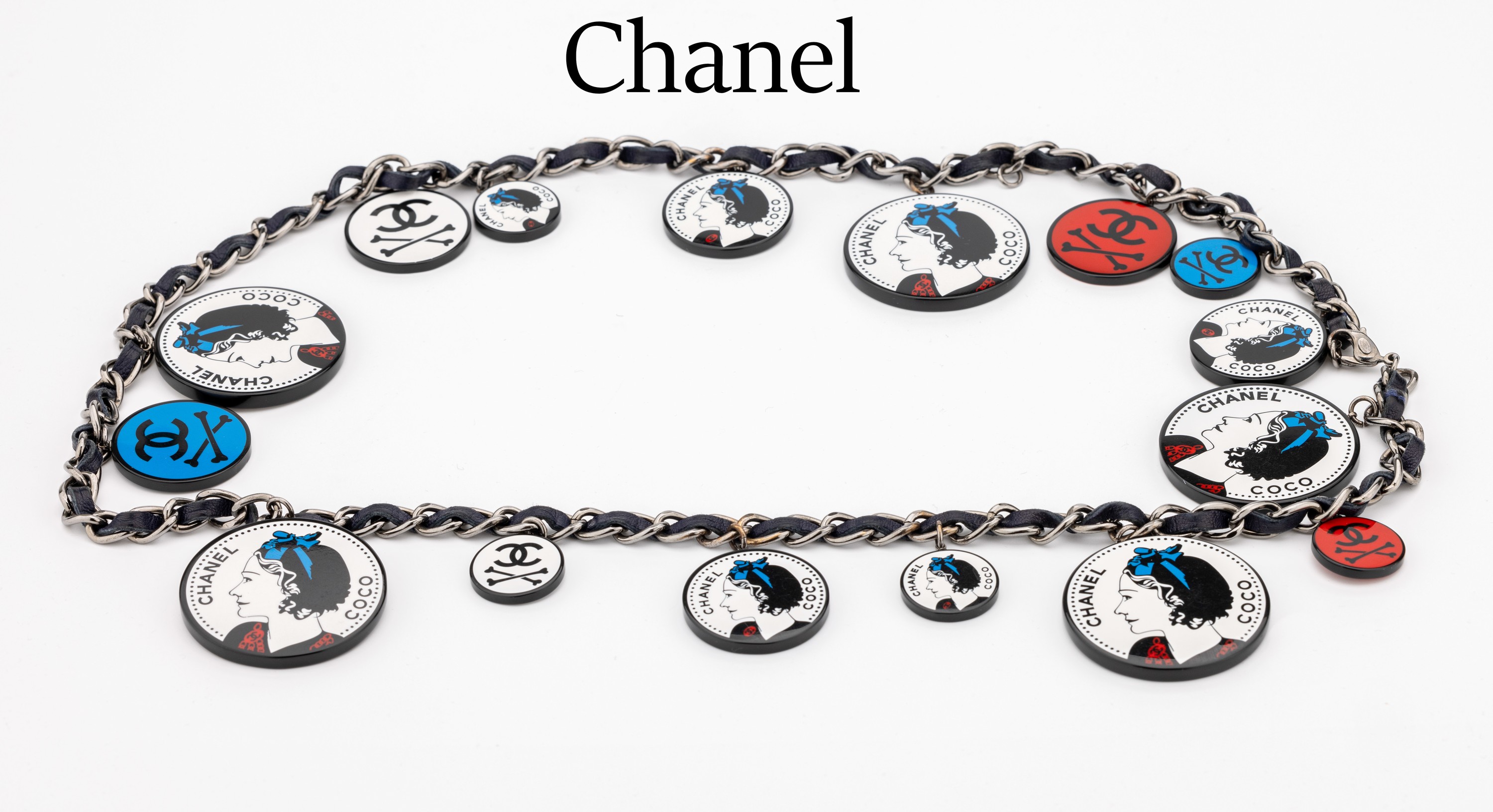 Ausgefallener CHANEL Gürtel, Vintage, Metall geschwärzt, schwarzes Lederband, abhängende Plaketten in versch. Größen, rot, blau und weiß, ...