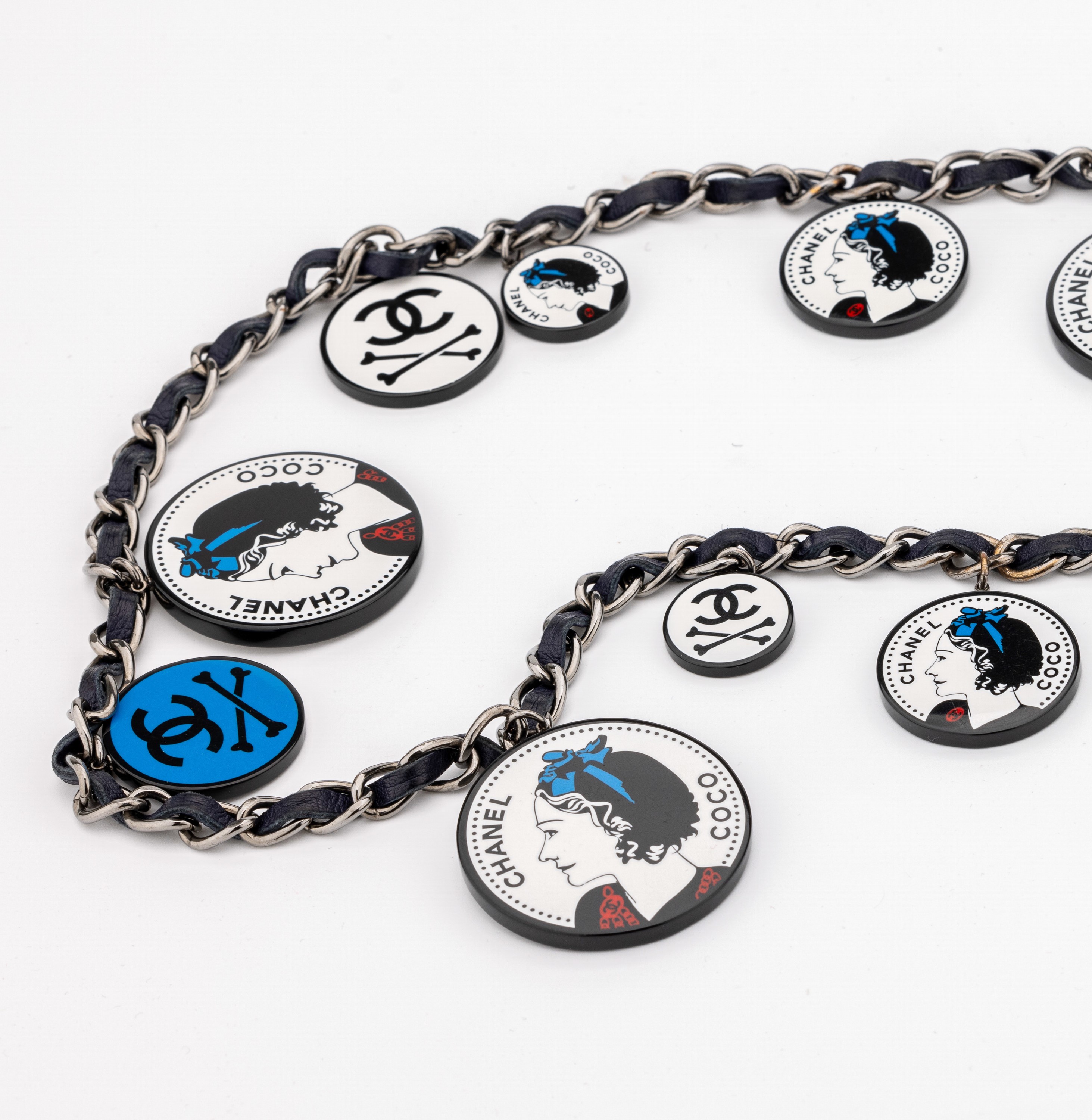 Detail a: Ausgefallener CHANEL Gürtel, Vintage, Metall geschwärzt, schwarzes Lederband, abhängende Plaketten in versch. Größen, rot, blau und weiß, ...