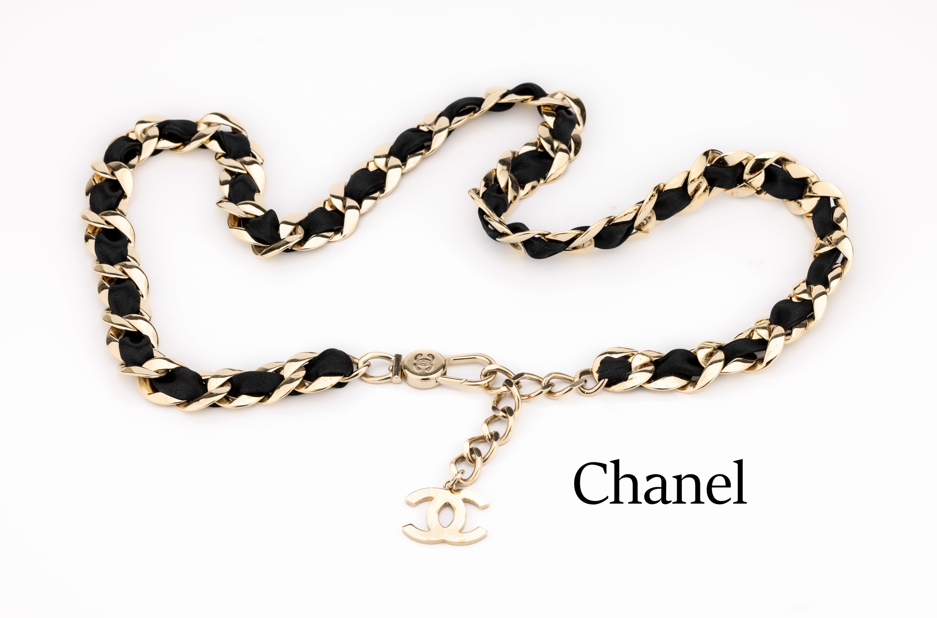 CHANEL Gürtel, Vintage, typ. Kettendesign, Metall verg., schwarzes Satinband, CC-Ab- hängung, Karabinerschließe, Gesamtl. ca. 112 cm, in Chanel ...