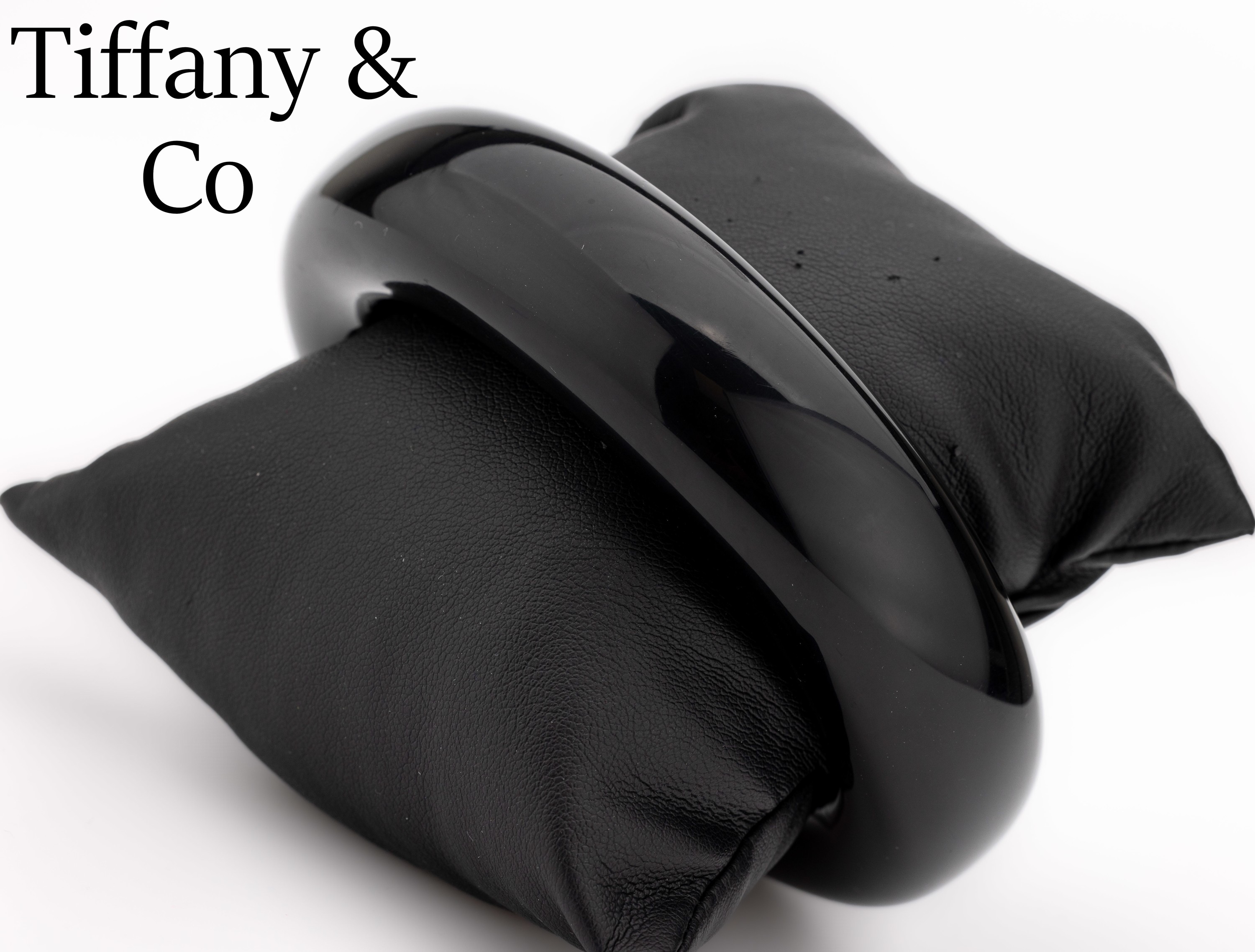 TIFFANY Co Armreif, Design von Elsa Peretti, schwarzer Lack auf japanischem Edelholz, Elsa Peretti Signatur, Tiffany&Co., Japan, Innendurchmesser ...