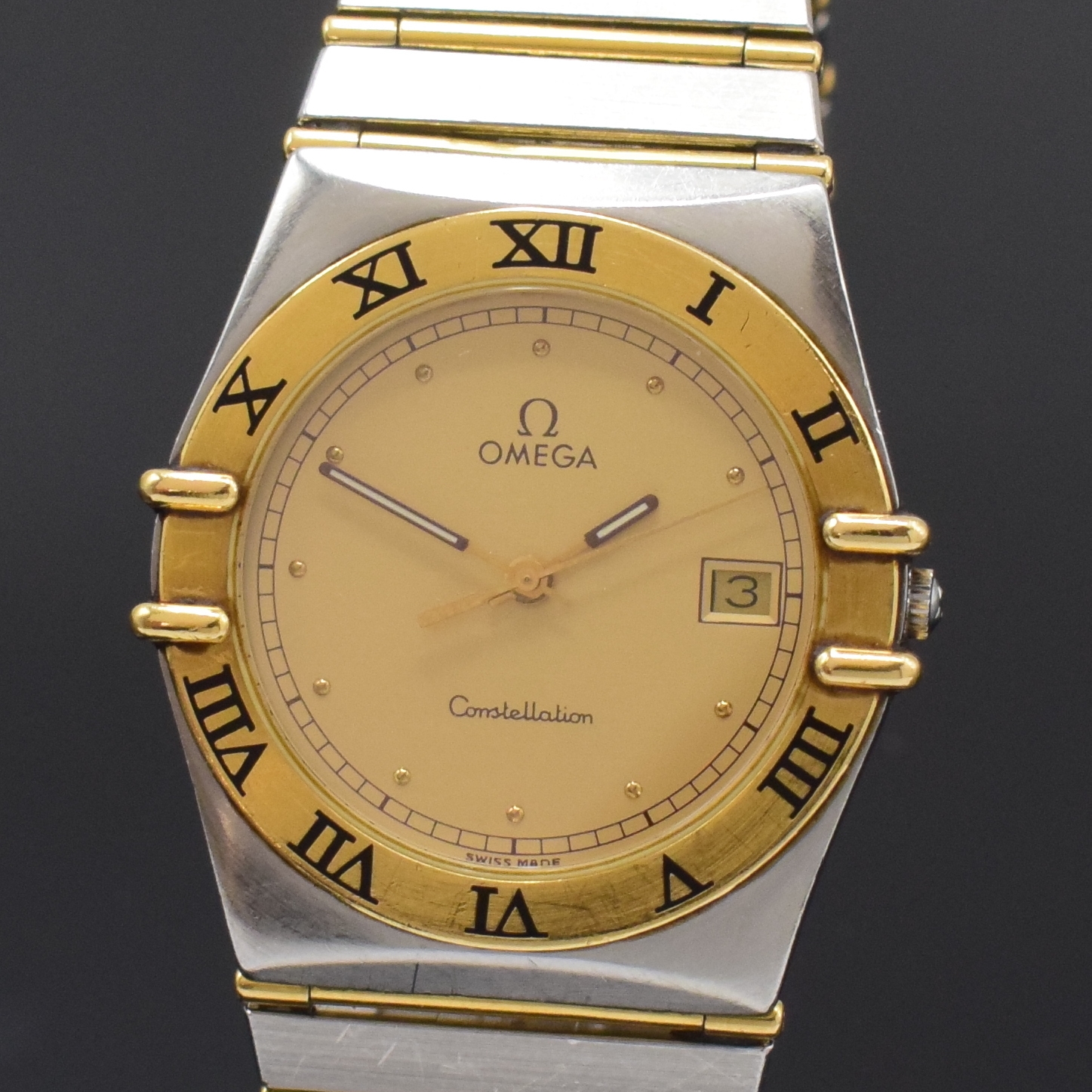 Detail a: OMEGA Herrenarmbanduhr Constellation Referenz 396.1070/396.1080, Schweiz um 1990, Edelstahl/gold kombiniert inkl. Gliederband, Boden aufgedr., ...
