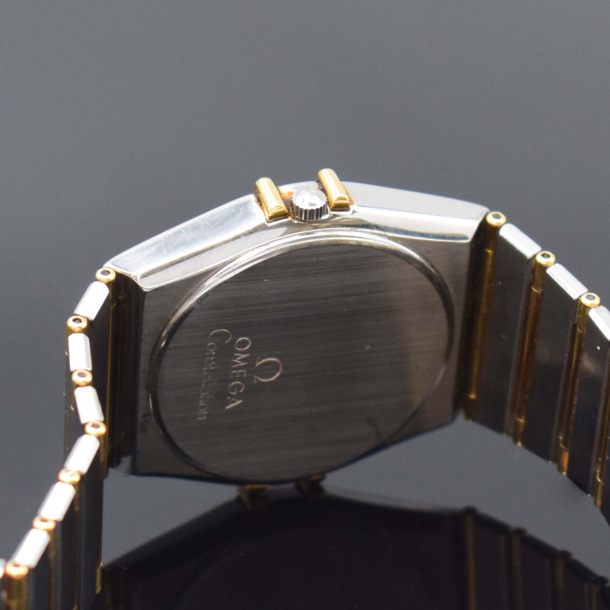 Detail d: OMEGA Herrenarmbanduhr Constellation Referenz 396.1070/396.1080, Schweiz um 1990, Edelstahl/gold kombiniert inkl. Gliederband, Boden aufgedr., ...