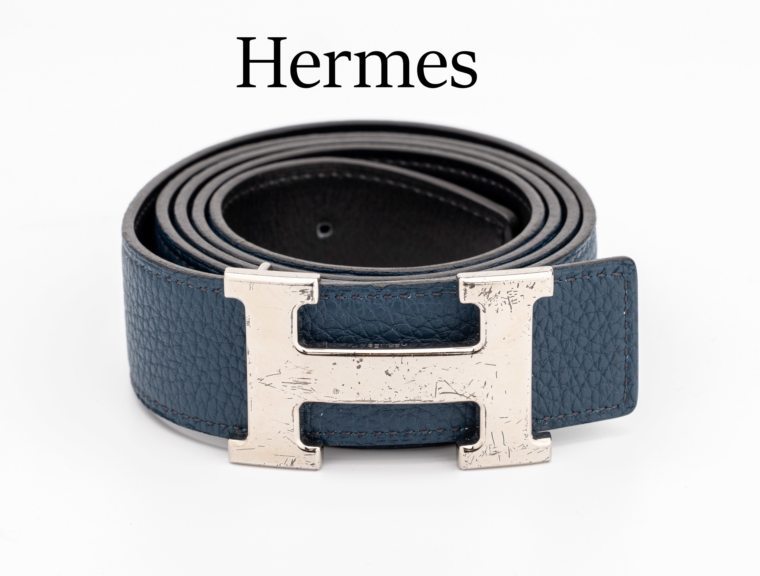 HERMES Wende-Gürtel, Vintage, schwarzes Glattleder/blaues genarbtes Leder, H-Schnalle Metall, Gr. 105, B. ca. 3 cm, Tragespuren