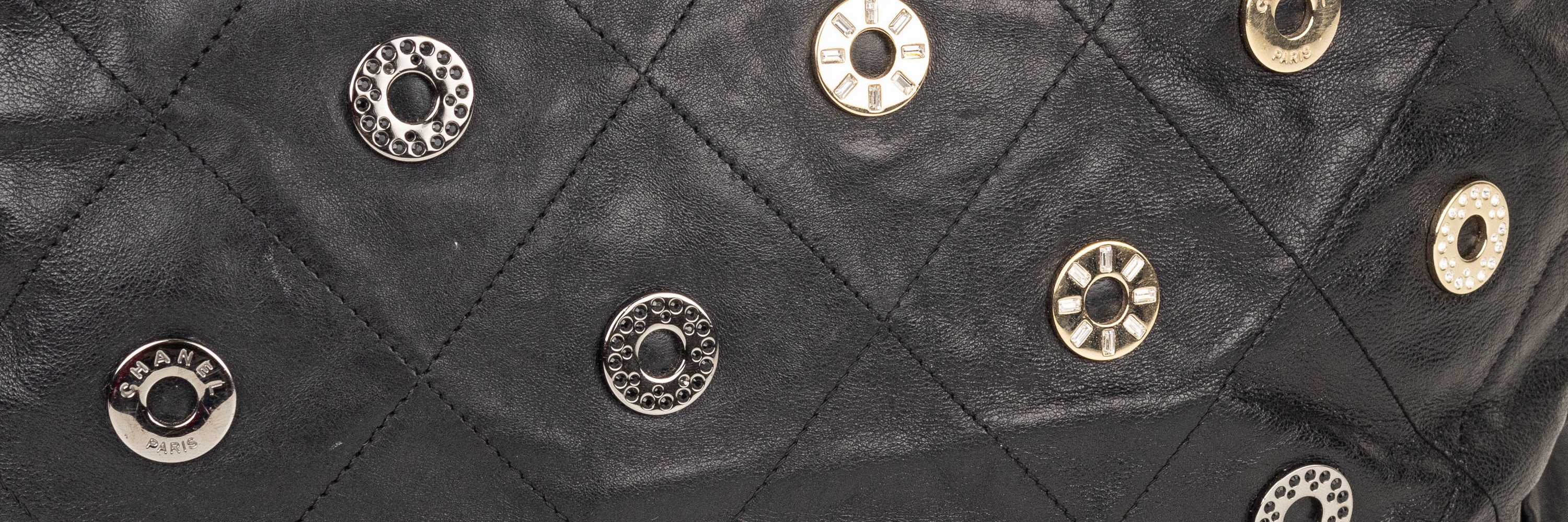 Detail a: CHANEL Vintage Tote Bag, Paris, schwarzes Kalbleder, Rautensteppung, Ösen mit schwarzen und farblosen Swarovski Steinen,eingrav. Chanel Schriftzug, ...