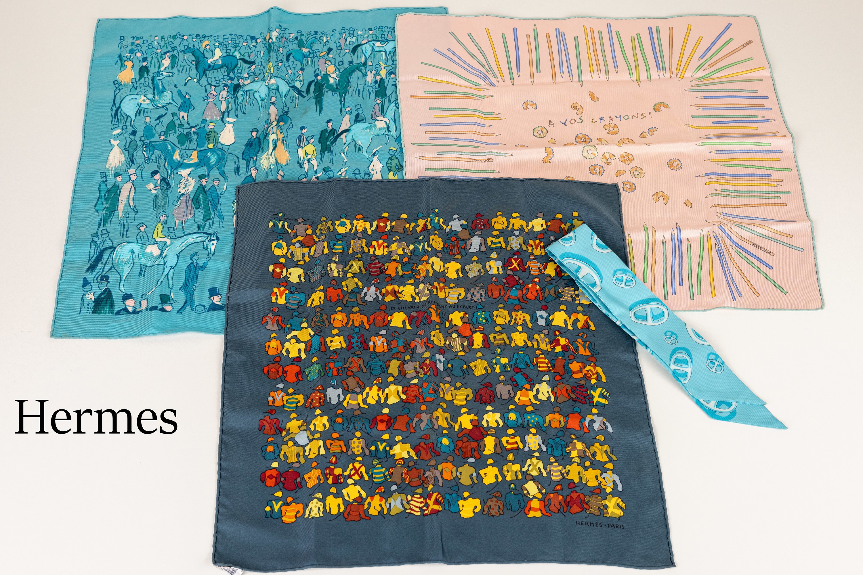 Konvolut 3 HERMES Bandanas und 1 HERMES Twilly, 100% Seide, 1x "Les chevaux se rendent au de part" rauchblau, bunte Motive, ca. 43 x 43 ...