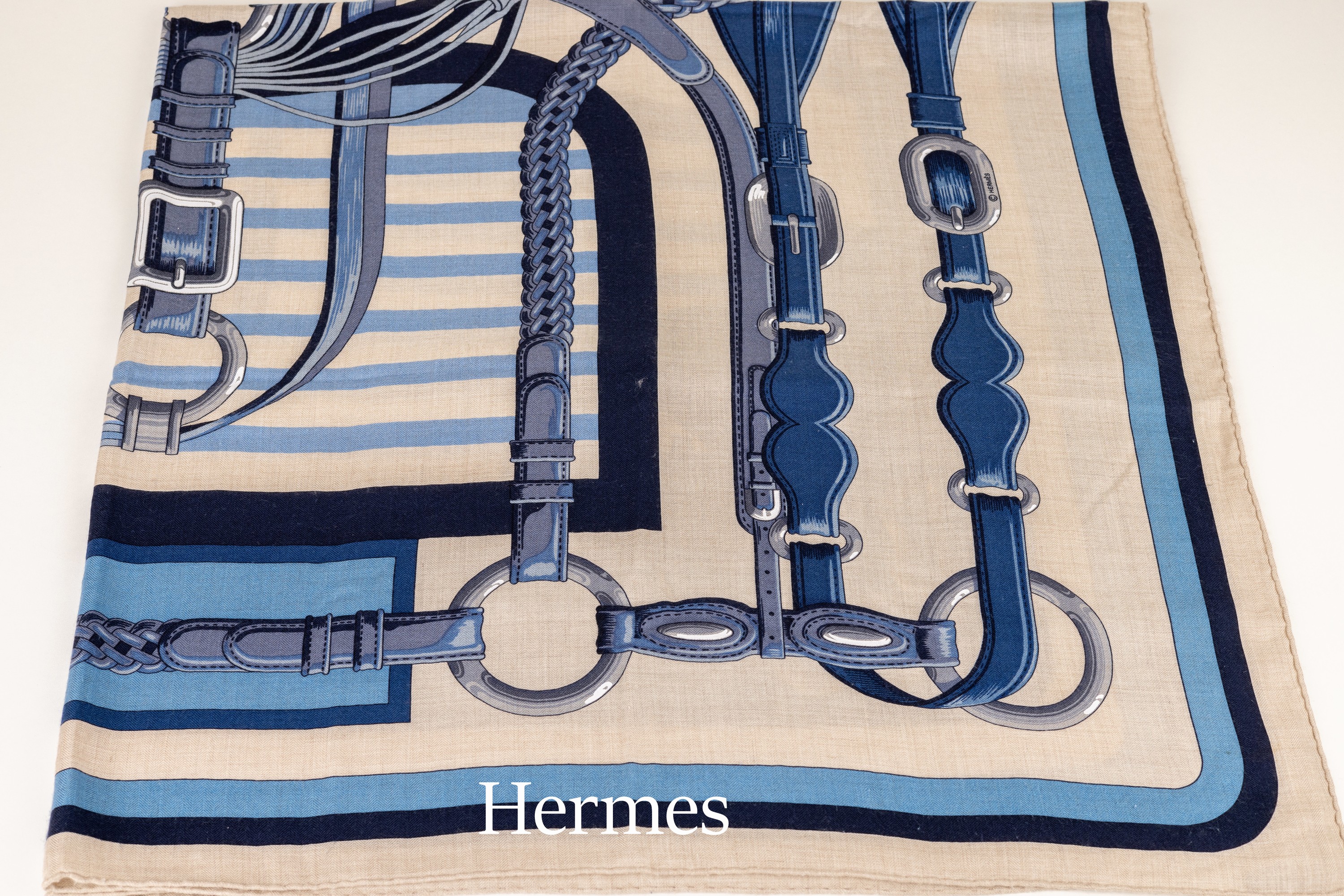 Großes HERMES Tuch, 65% Kaschmir, 35% Seide, "Coaching", sandfarb. Grund, Zaumzeugdekor in versch. Blautönen, ca. 140 x 140 cm, Rand ...