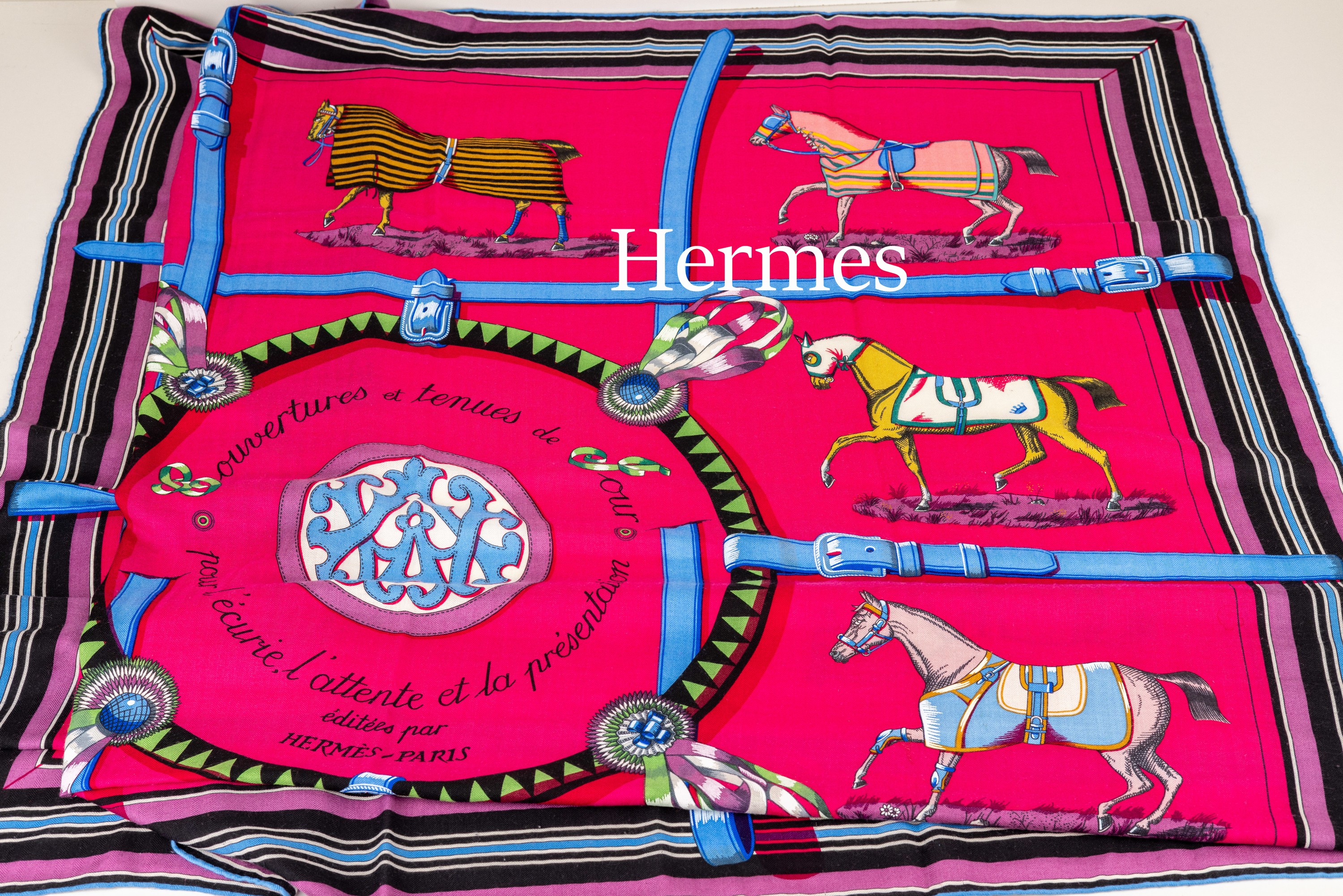 Grosses HERMES Tuch, 65% Kaschmir/35% Seide, "Gouvertures et tenues de Sour", fuchsia- farb. Grund, Rand handrolliert, blau, weiss, ...