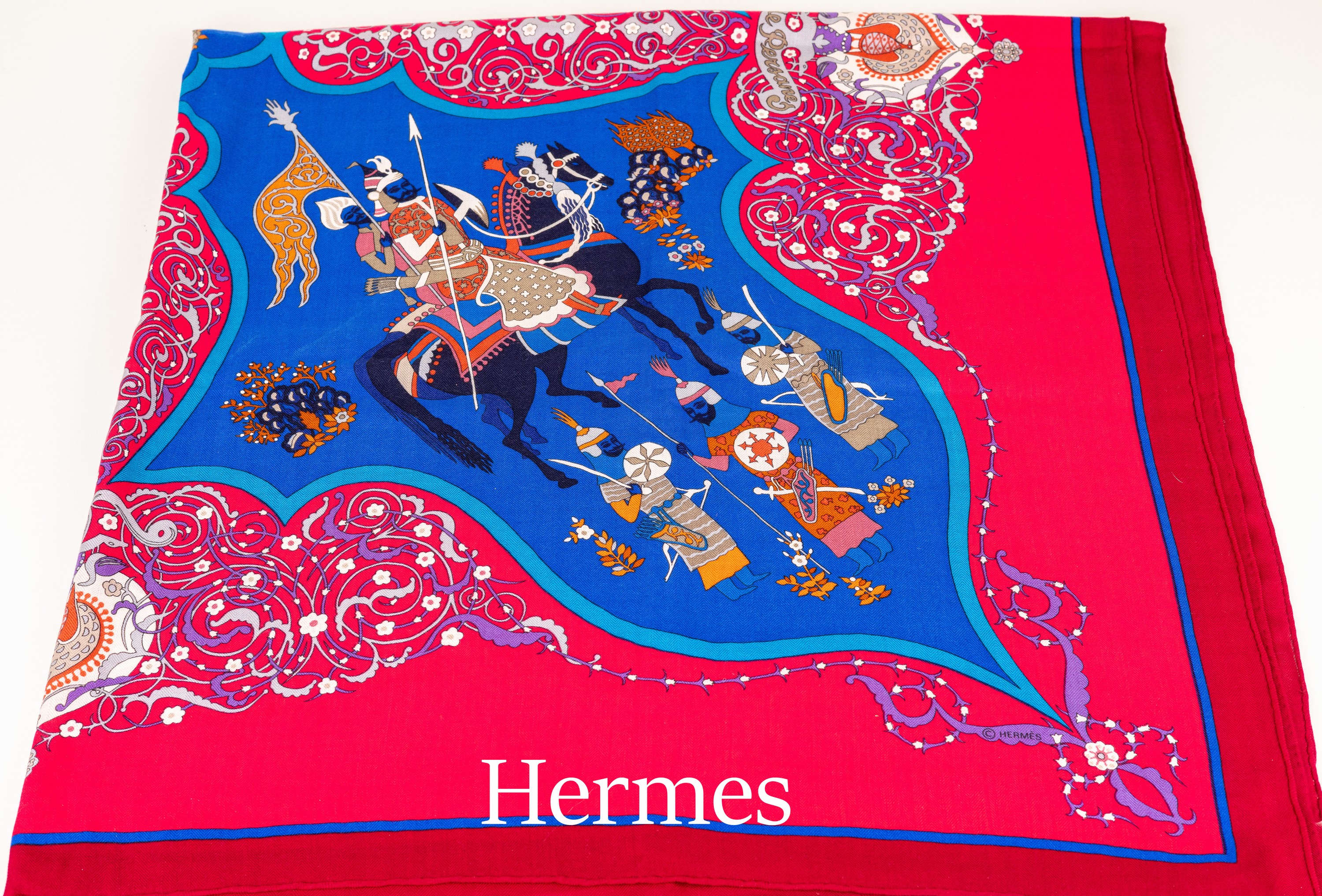 Großes HERMES Tuch, 65% Kaschmir/35% Seide, "Poesie Persane", Grund in kräftigem Rot und Blau, Pferdemotive, orientalische Verzierungen, ...