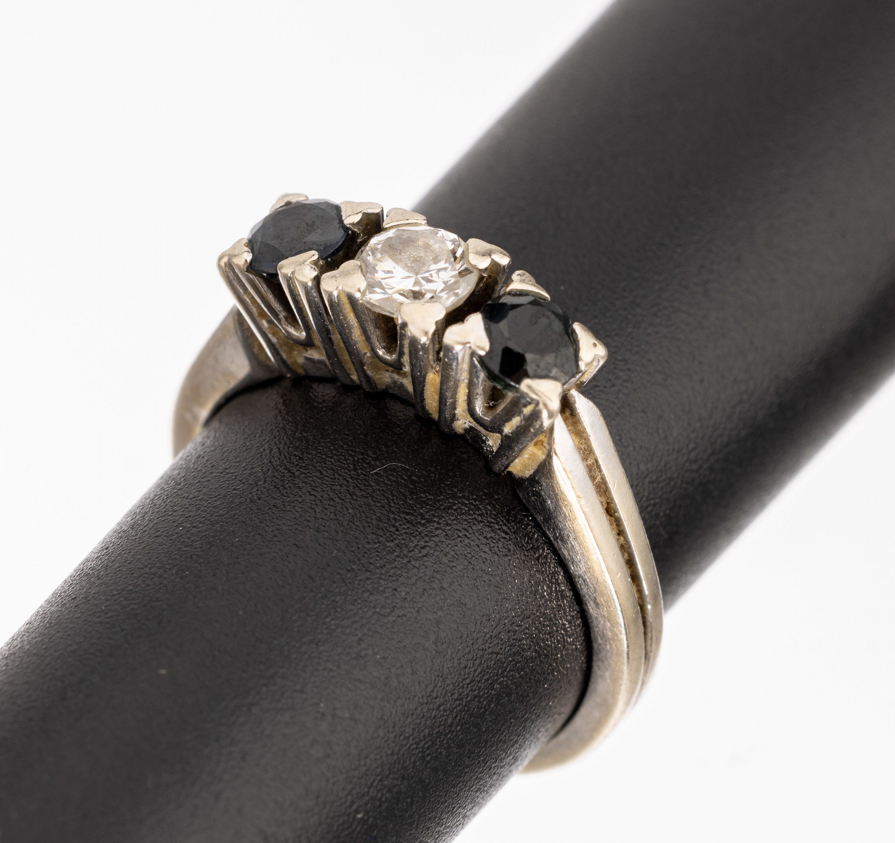 14 kt Gold Saphir-Brillant-Ring, WG 585/000, 2 rundfacett. Saphire zus. ca. 0.20 ct, 1 Brillant ca. 0.30 ct Weiß/p, total ca. 3.9 g, RW 53
