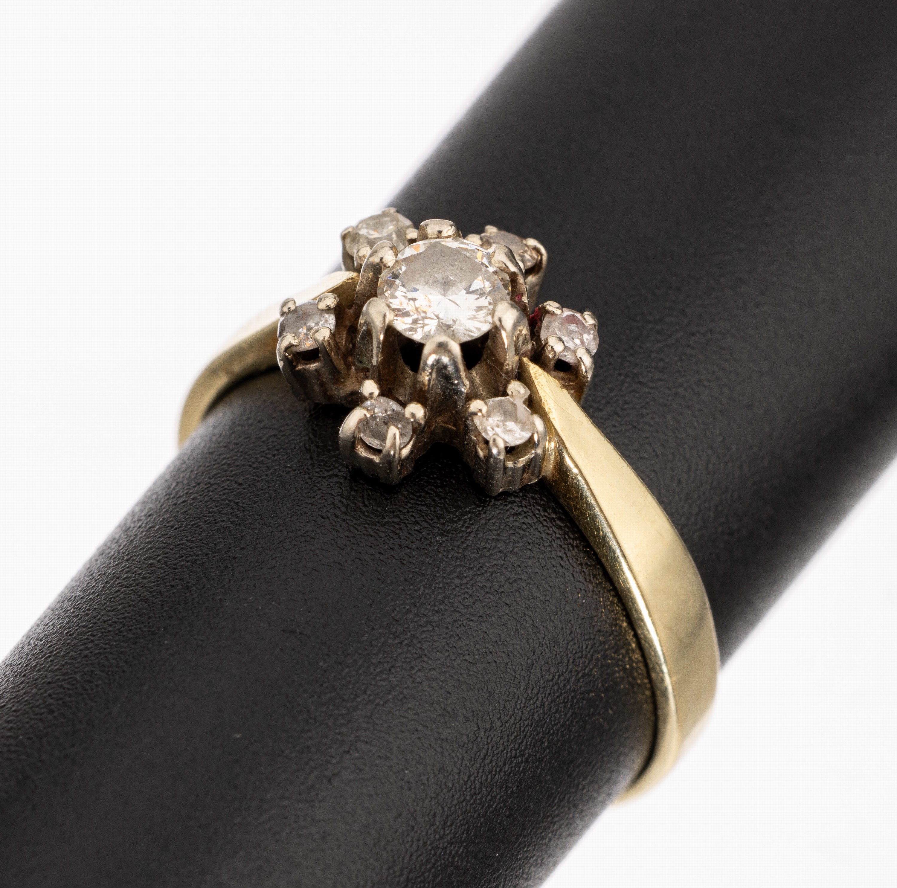 14 kt Gold Brillant-Ring, GG 585/000, 7 Brillanten zus. ca. 0.40 ct, Weiß/si, 1 Fassung muss gerichtet werden, total ca. 3.2 g, RW 57