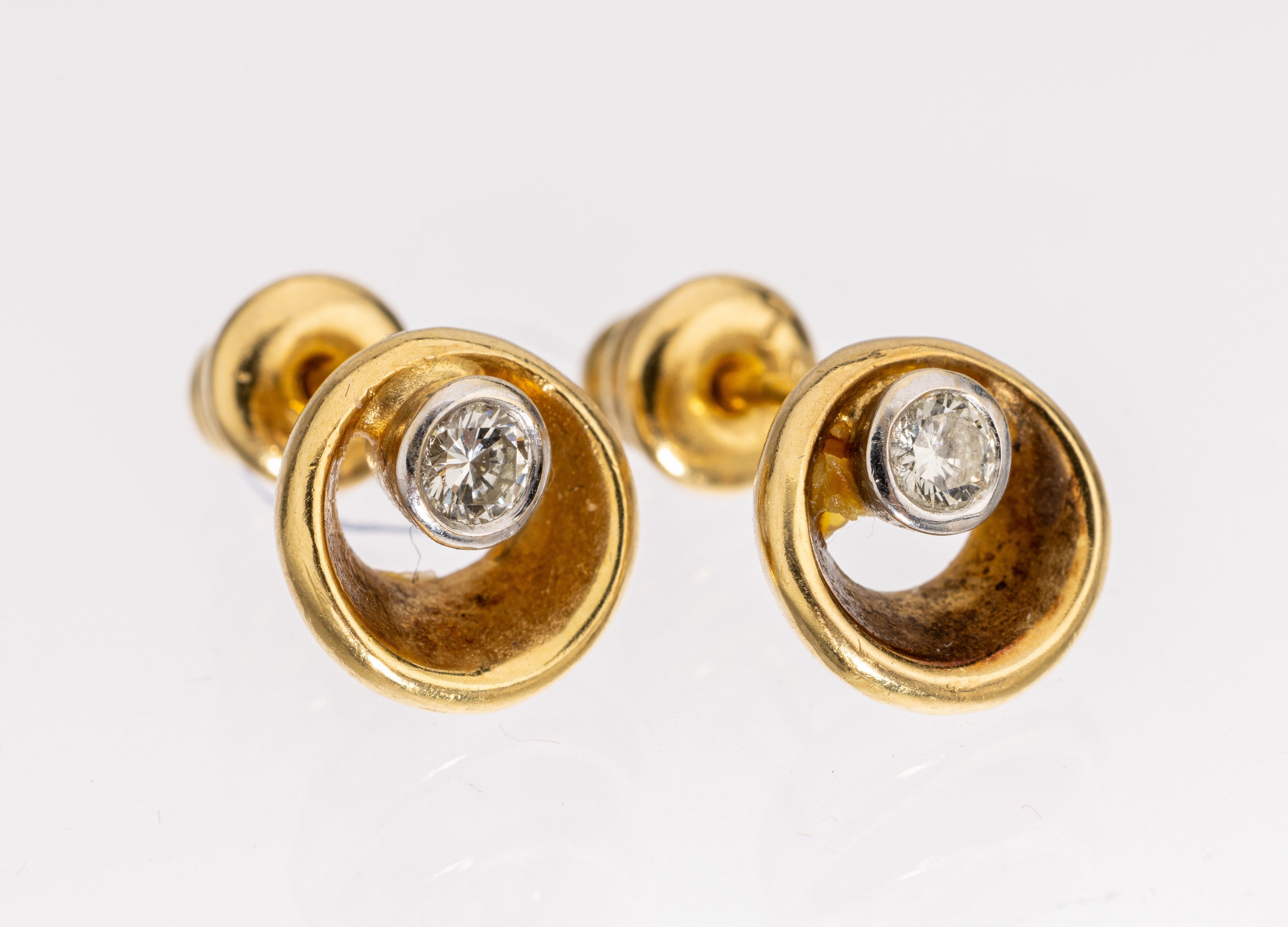 Paar 14 kt Gold Brillant-Ohrstecker, GG 585/000 gepr., 2 Brillanten zus. ca. 0.20 ct Weiß-l.get.Weiß/si, Brisuren GG 750/000, totalca. 5.0 g