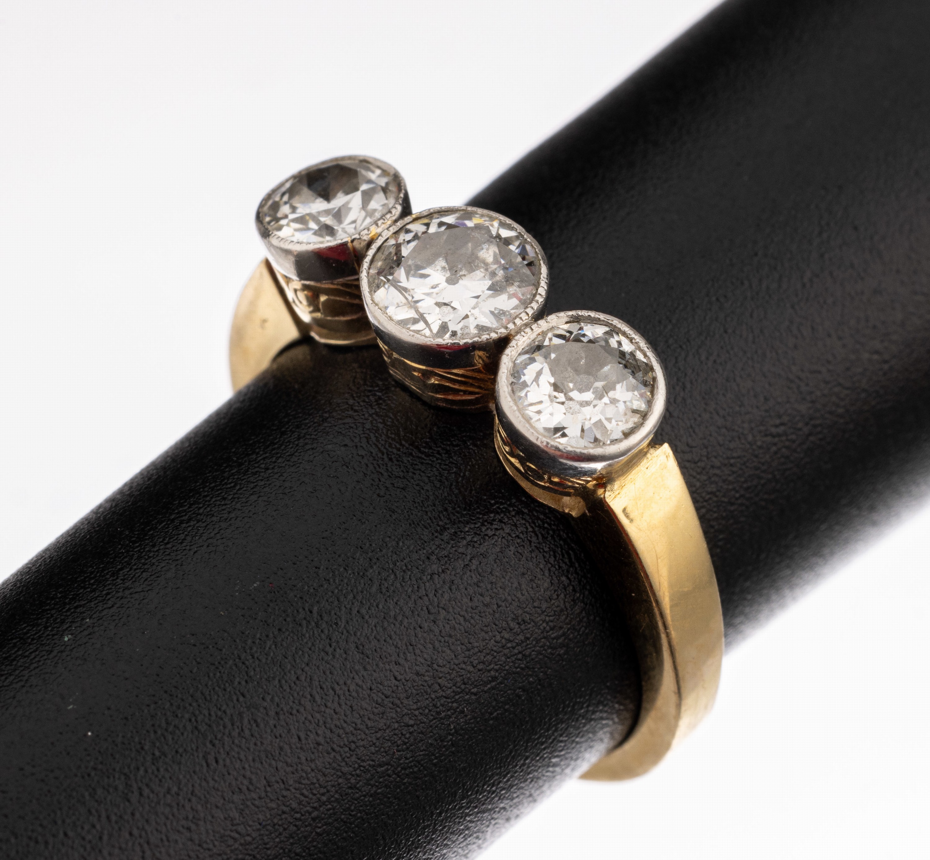 14 kt Gold Diamant-Ring, um 1930er Jahren, GG 585/000, 3 Altschliff-Diamanten zus. ca. 1.45 ct Weiß/p1, zeittyp. in Platin gefasst, total ca. 4.9 ...