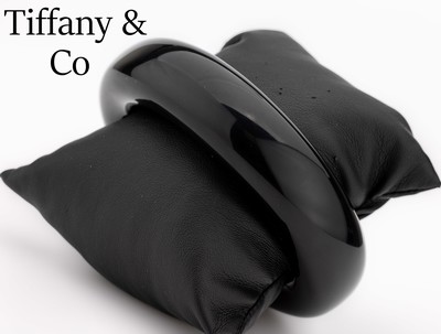 Image TIFFANY Co Armreif, Design von Elsa Peretti, schwarzer Lack auf japanischem Edelholz, ...